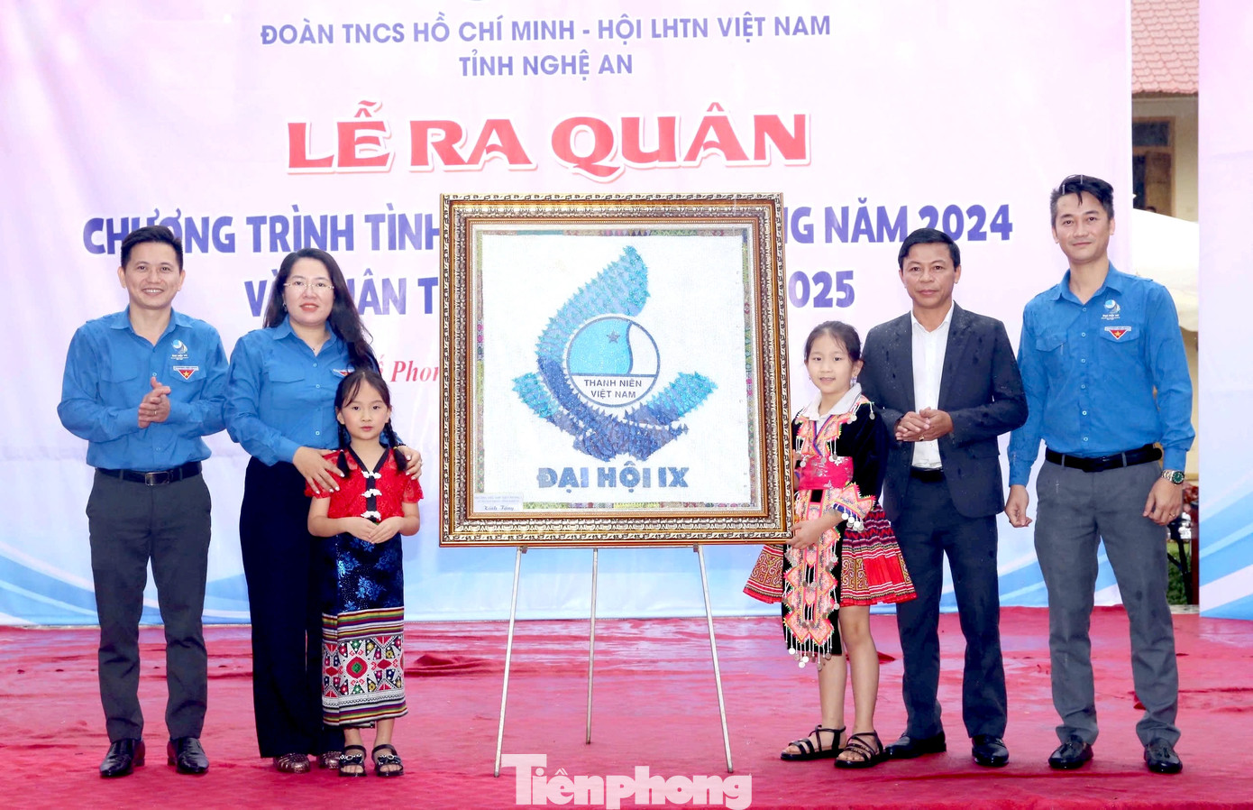 Chị Nguyễn Thị Phương Thúy - Bí thư Tỉnh Đoàn, Chủ tịch Hội LHTN Việt Nam tỉnh Nghệ An đón nhận món quà của thiếu nhi Quế Phong hướng về Đại hội Đại biểu toàn quốc Hội LHTN Việt Nam nhiệm kỳ 2024 - 2029.