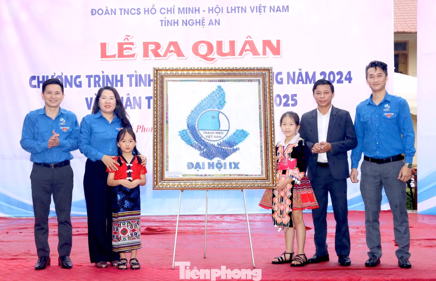 Chị Nguyễn Thị Phương Thúy - Bí thư Tỉnh Đoàn, Chủ tịch Hội LHTN Việt Nam tỉnh Nghệ An đón nhận món quà của thiếu nhi Quế Phong hướng về Đại hội Đại biểu toàn quốc Hội LHTN Việt Nam nhiệm kỳ 2024 - 2029. Chị Nguyễn Thị Phương Thúy - Bí thư Tỉnh Đoàn, Chủ tịch Hội LHTN Việt Nam tỉnh Nghệ An đón nhận món quà của thiếu nhi Quế Phong hướng về Đại hội Đại biểu toàn quốc Hội LHTN Việt Nam nhiệm kỳ 2024 - 2029.