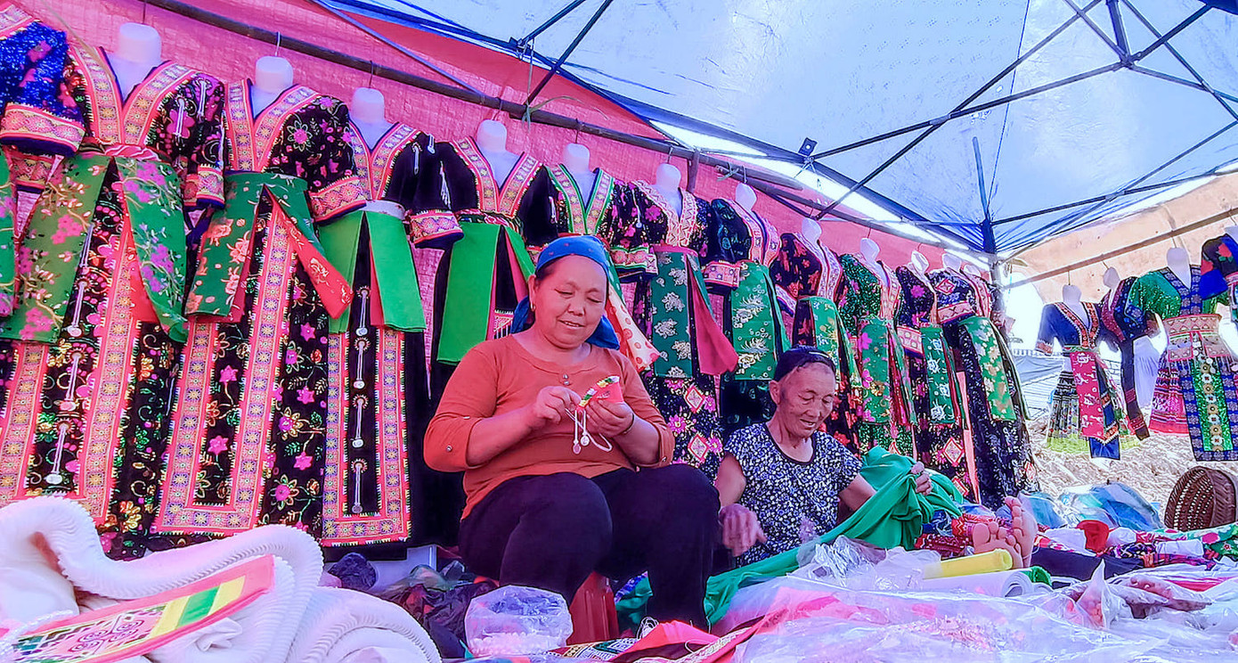 Tại khu chợ bày bán rất nhiều đồ thủ công thổ cẩm, trang phục dân tộc.