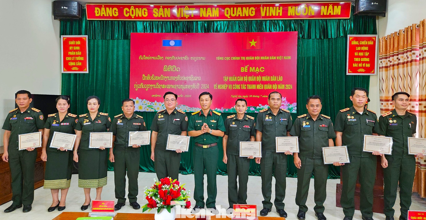 100% các học viên cán bộ QĐND Lào được cấp Giấy chứng nhận của Ban tổ chức. 100% các học viên cán bộ QĐND Lào được cấp Giấy chứng nhận của Ban tổ chức.