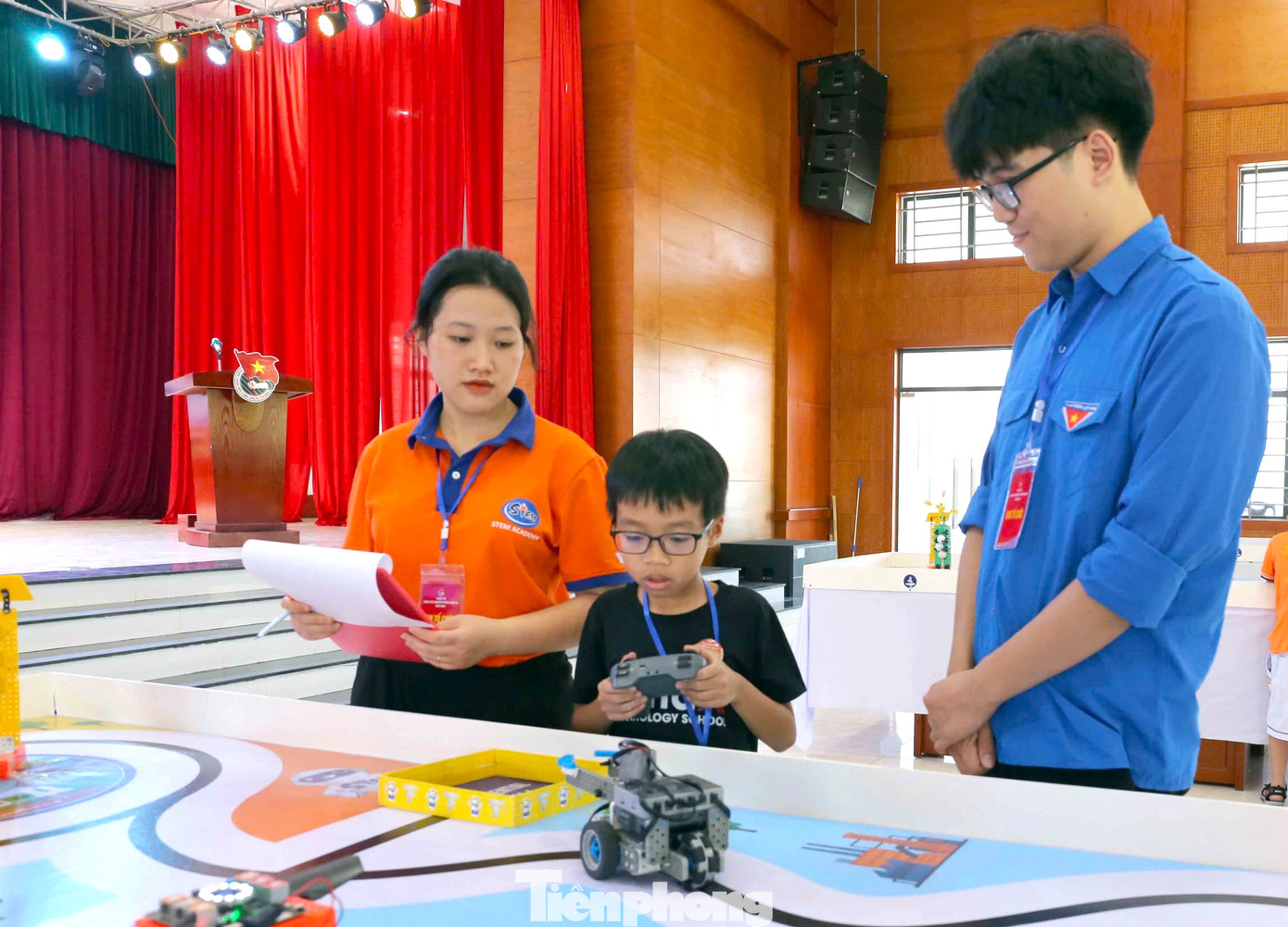 Các học sinh tiểu học và trung học cơ sở được chia làm 2 bảng tranh tài nhau với nhiều thử thách được đặt ra trên sa bàn.