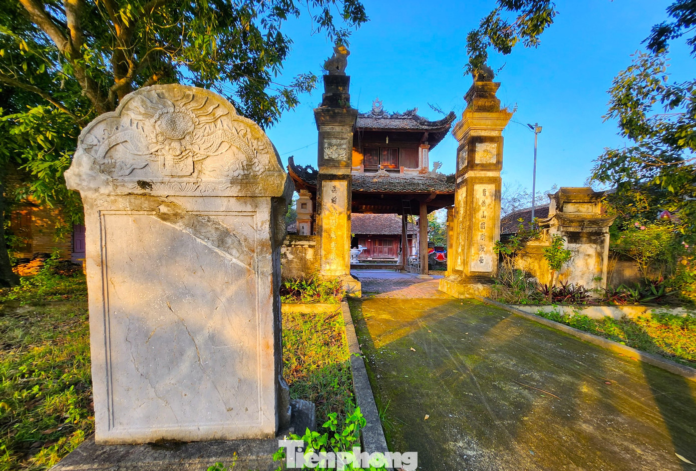 Trước cổng đền Cả còn có tấm bia đá cổ kích thước lớn. Theo người trông coi đền, nội dung văn bia phản ánh truyền thống hiếu học cũng như việc xây dựng các công trình văn hóa của làng xa xưa.