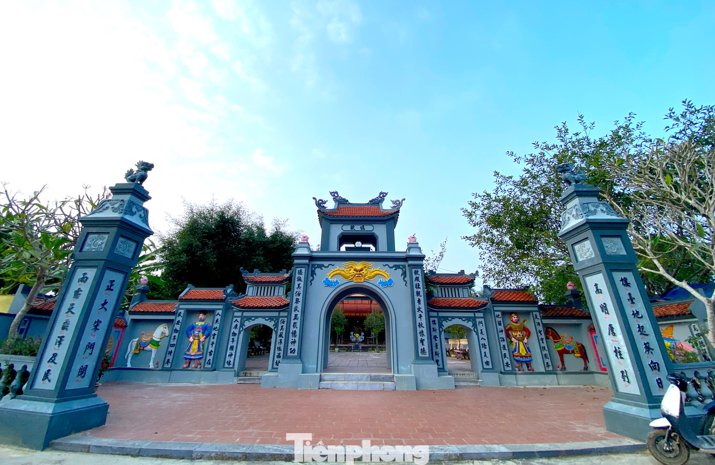 Đền Canh tọa lạc trên mảnh đất rộng lớn ở xã Đức Thành (huyện Yên Thành, Nghệ An). Đây là ngôi đền thờ thần rắn linh thiêng, được người dân trong và ngoài huyện thường xuyên đến dâng hương cầu khấn bình an, may mắn.