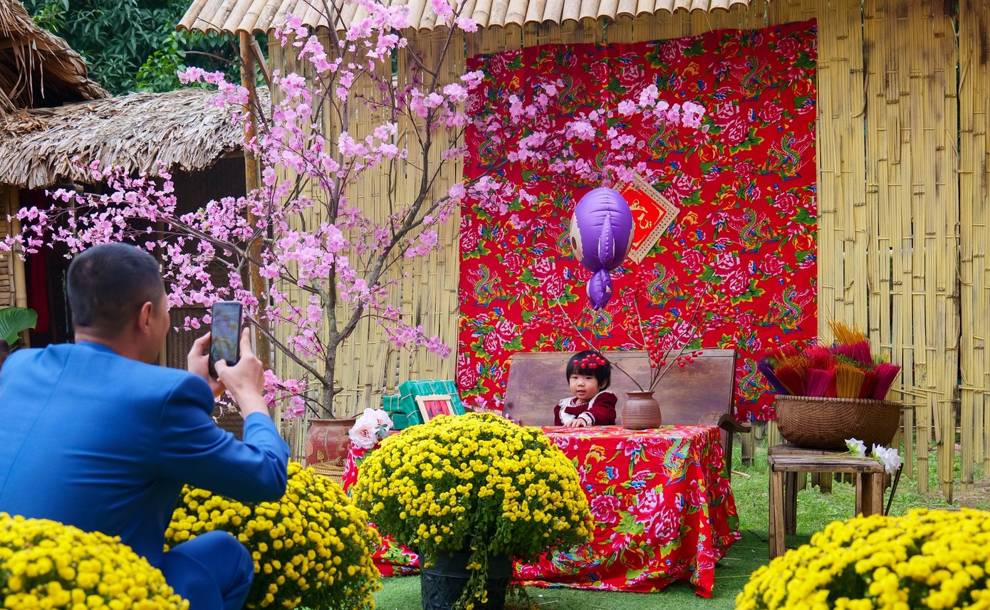 Nhiều khu vực được nhà chùa thiết kế gợi nhớ đến cảnh đón Tết xa xưa để du khách đến tham quan, chụp hình lưu niệm. Nhiều khu vực được nhà chùa thiết kế gợi nhớ đến cảnh đón Tết xa xưa để du khách đến tham quan, chụp hình lưu niệm.