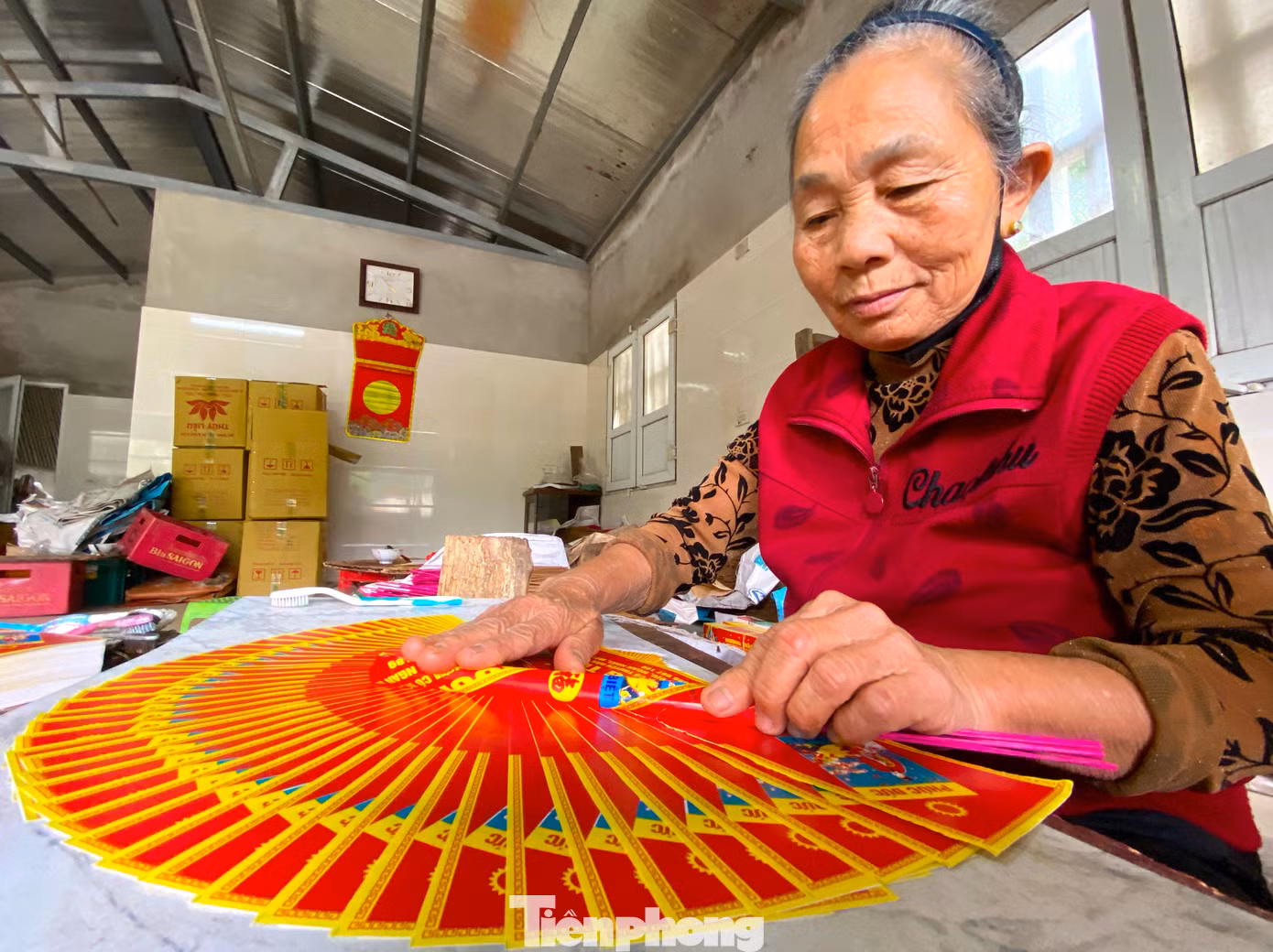 "Công đoạn gói hương nhẹ nhàng, ai cũng có thể làm được. Nhưng phải ngồi nhiều cũng đau lưng. Mỗi ngày tôi ngồi cuốn cũng được cả nghìn búp, quen tay rồi nên làm nhanh", bà Nguyễn Thị Loan (71 tuổi, trú xã Thịnh Trường, Nghi Lộc) nói.