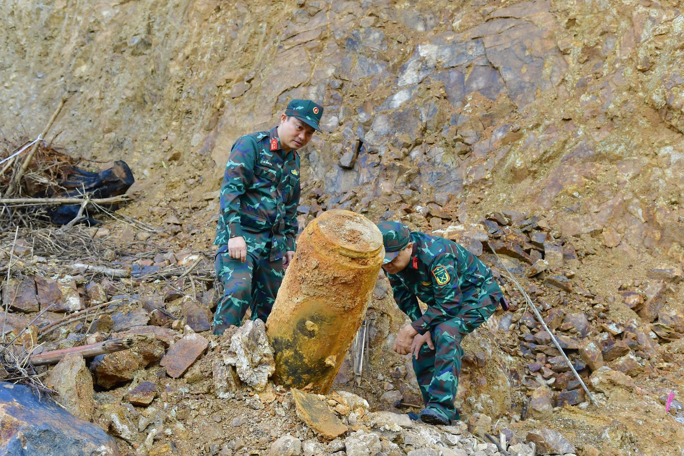 Bằng các biện pháp nghiệp vụ, Ban Công binh Bộ Chỉ huy Quân sự tỉnh Nghệ An đã tiến hành vô hiệu hóa các ngòi nổ. Bằng các biện pháp nghiệp vụ, Ban Công binh Bộ Chỉ huy Quân sự tỉnh Nghệ An đã tiến hành vô hiệu hóa các ngòi nổ.