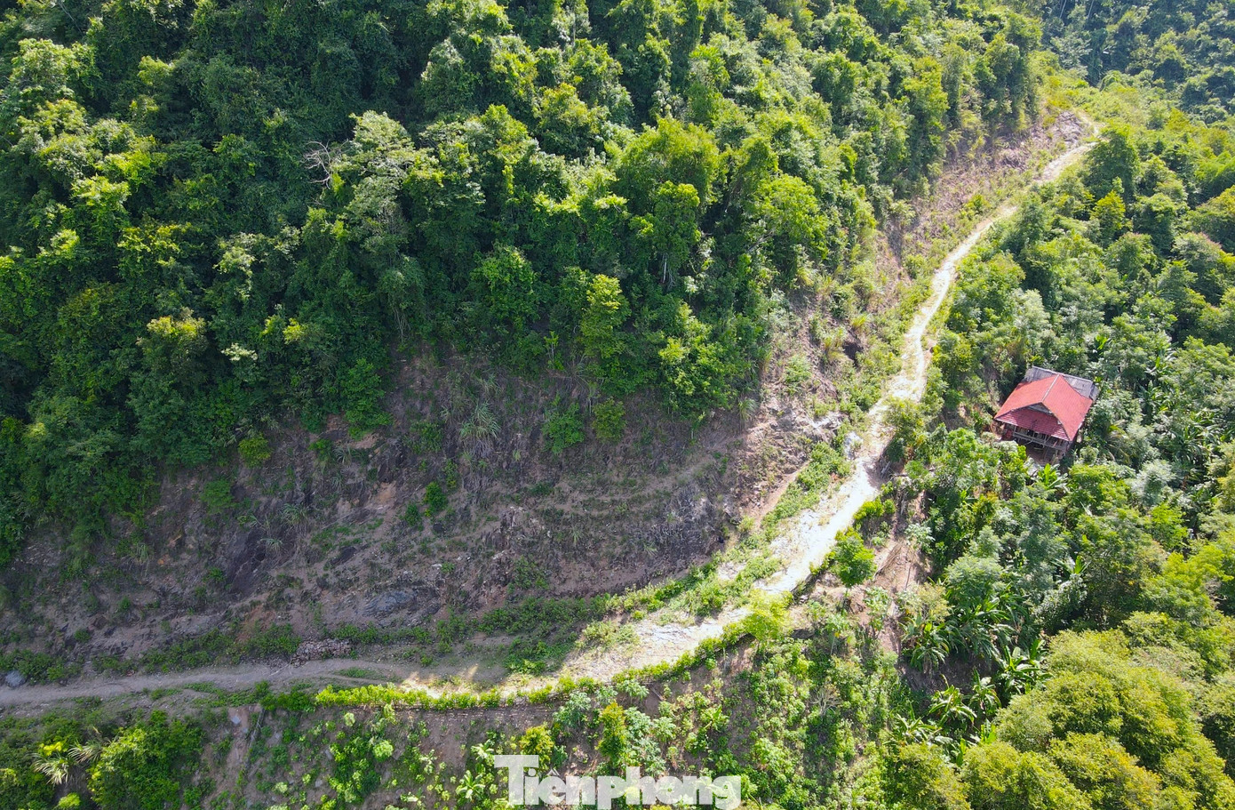 Sau khi được cấp kinh phí hơn 70 tỉ đồng, đơn vị thi công đã tiến hành giải phóng mặt bằng, san nền đường. Tuy nhiên chỉ không lâu sau đó, công việc làm đường đã dừng lại từ đó đến nay.