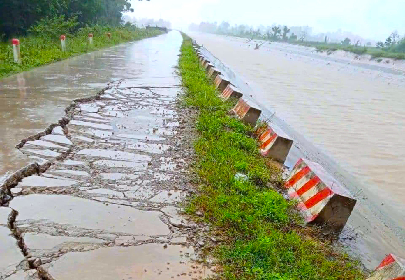 Chỉ trong một đoạn ngắn nhưng bờ kênh qua xã Lý Thành xuất hiện 2 điểm đứt gãy bê tông mặt và 1 điểm sụt lún mái kênh. Chỉ trong một đoạn ngắn nhưng bờ kênh qua xã Lý Thành xuất hiện 2 điểm đứt gãy bê tông mặt và 1 điểm sụt lún mái kênh.
