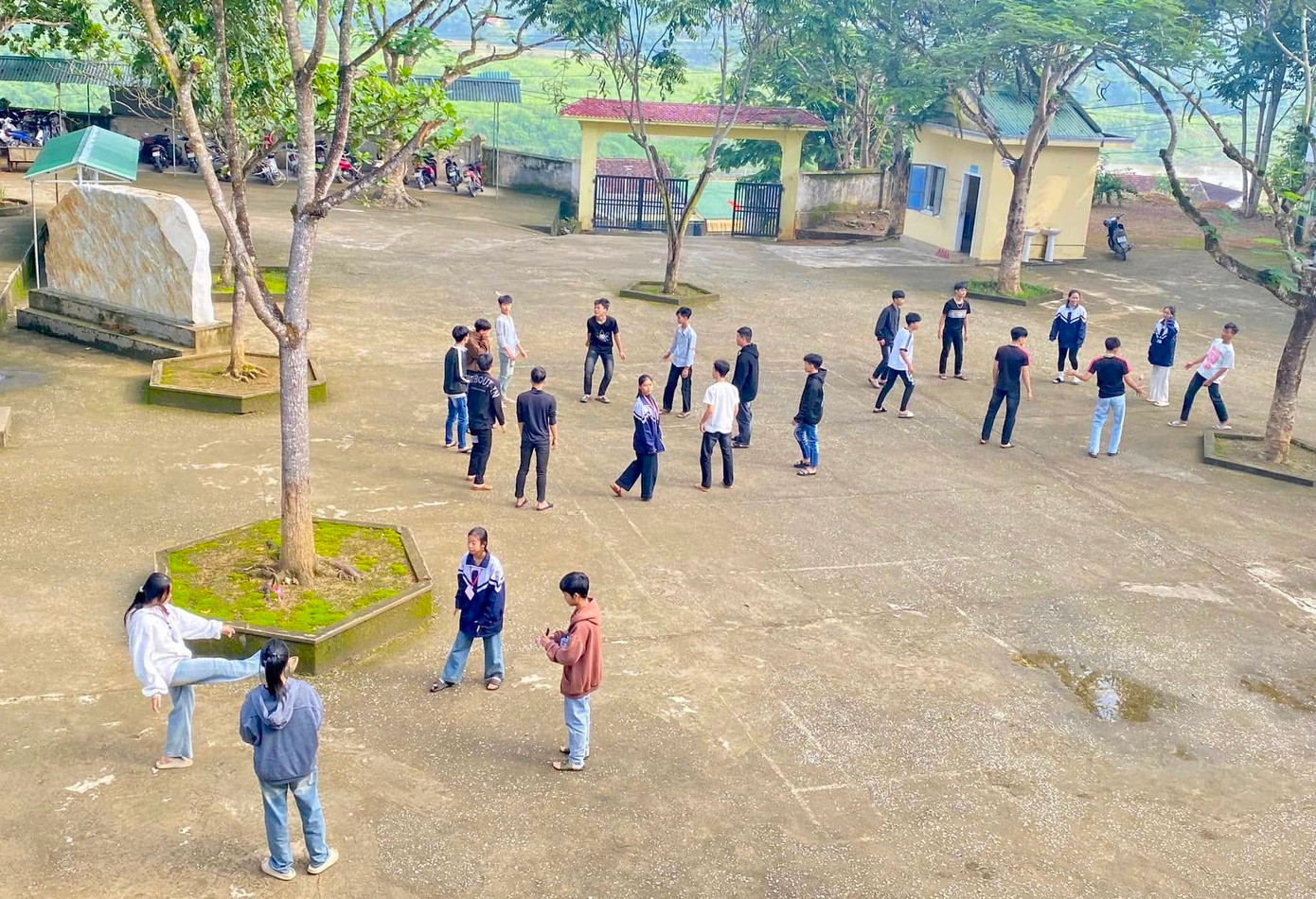 Mỗi lúc đến giờ ra chơi, các em học sinh trường THPT Tương Dương 2 (huyện Tương Dương, Nghệ An) lại chia thành từng nhóm để chơi đá cầu trong sân trường.