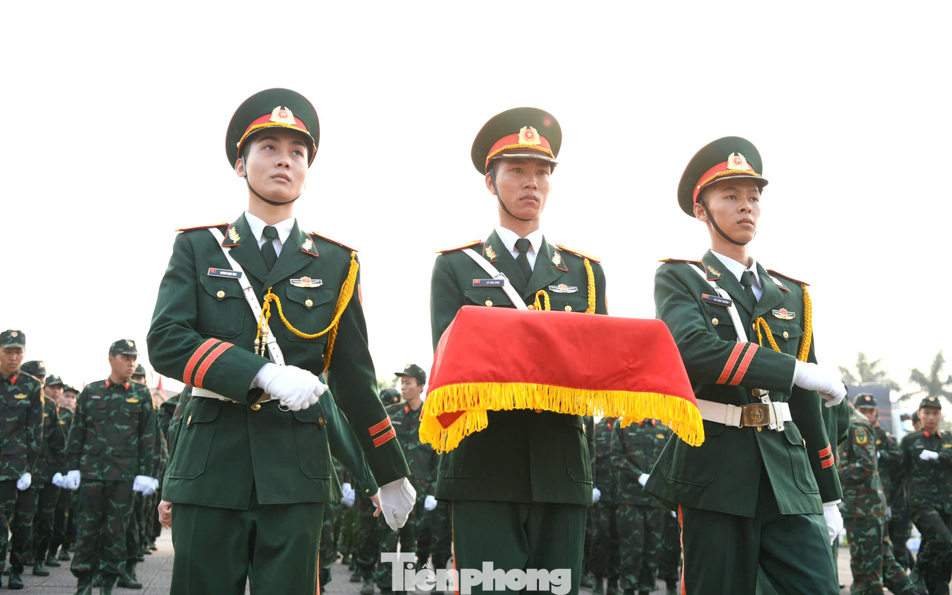 Đội tiêu binh gồm 4 chiến sĩ sẽ rước lá cờ đỏ sao vàng, tiến vào khu vực hành lễ. Đội tiêu binh gồm 4 chiến sĩ sẽ rước lá cờ đỏ sao vàng, tiến vào khu vực hành lễ.