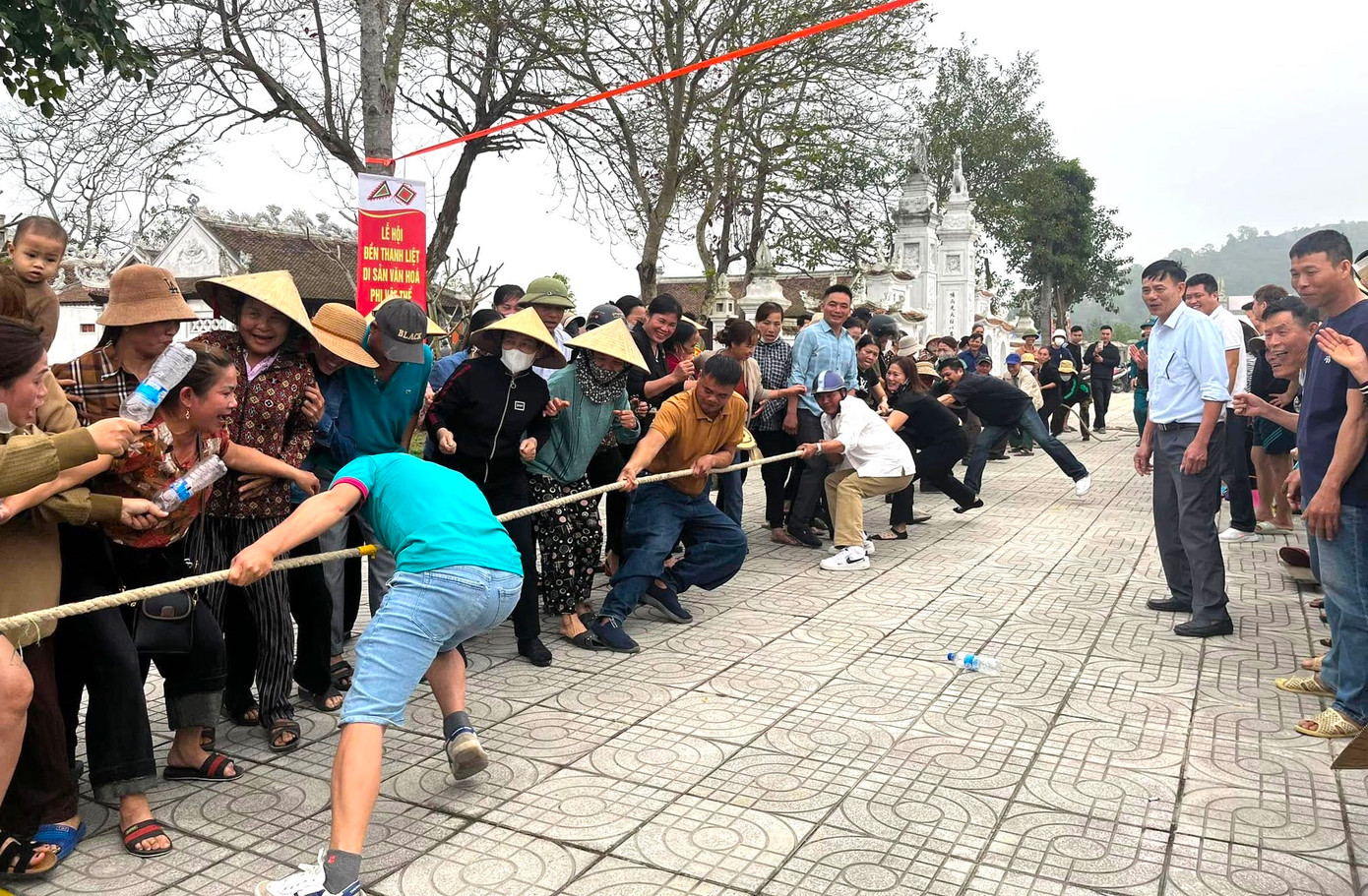 Ngoài phần lễ độc đáo, lễ hội còn có phần hội với nhiều trò chơi dân gian hấp dẫn, thu hút hàng nghìn du khách thập phương và người dân về tham dự.