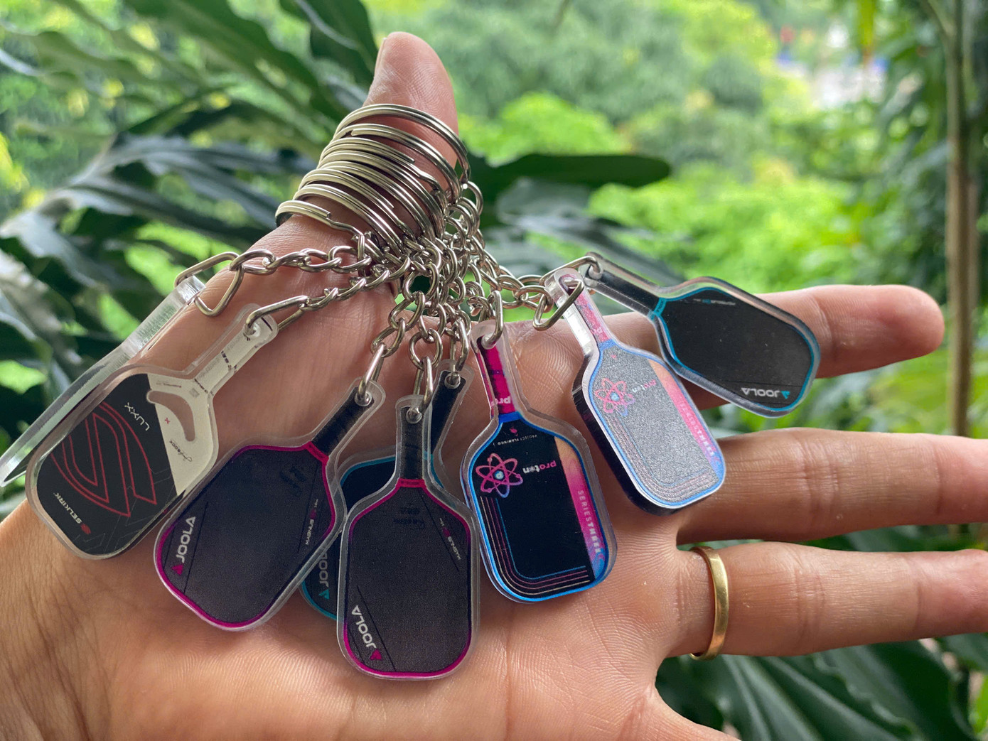 Những chiếc móc khóa hình vợt Pickleball xinh xắn dành tặng cho các vận động viên. Những chiếc móc khóa hình vợt Pickleball xinh xắn dành tặng cho các vận động viên.