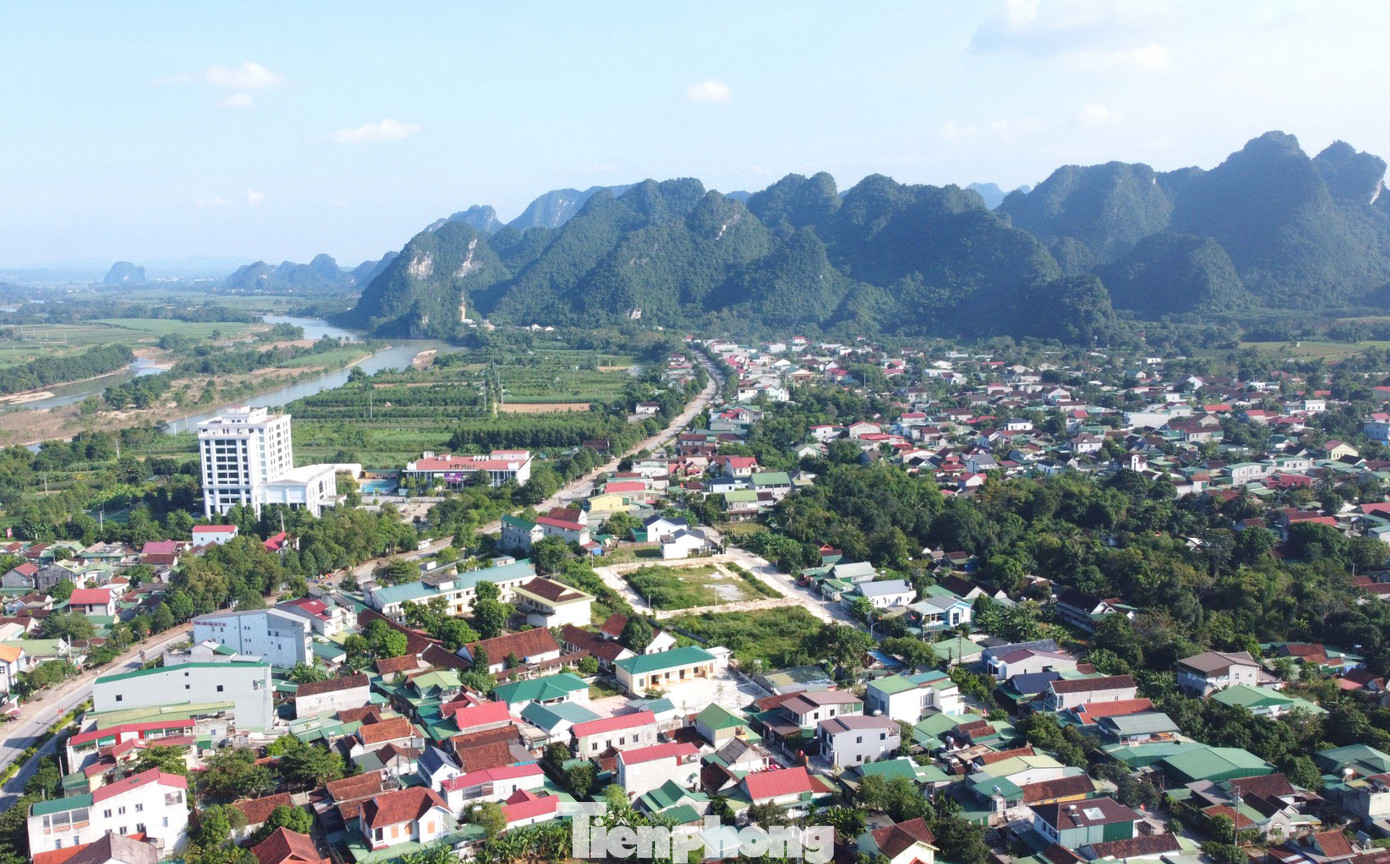 Văn bia cổ được gọi là Bia Ma Nhai nằm ở trên vách núi Nam Thành (xã Chi Khê, huyện Con Cuông, Nghệ An), cách trung tâm thành phố Vinh (Nghệ An) khoảng 130 km.