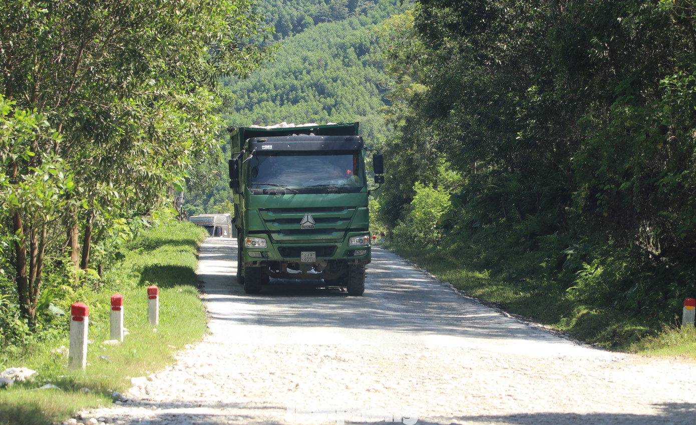 Nhiều chiếc xe với tải trọng khủng phải "bò" trên đường. Đây cũng là một trong những nguyên nhân khiến tuyến tỉnh lộ 532 đã xuống cấp trầm trọng, mặt đường chi chít ổ voi, ổ gà.