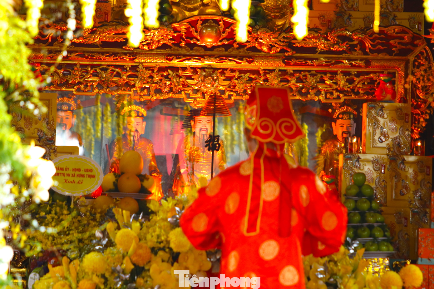 Phía bên trong đền, đội nghi lễ tiến hành các nghi thức lễ đại tế.