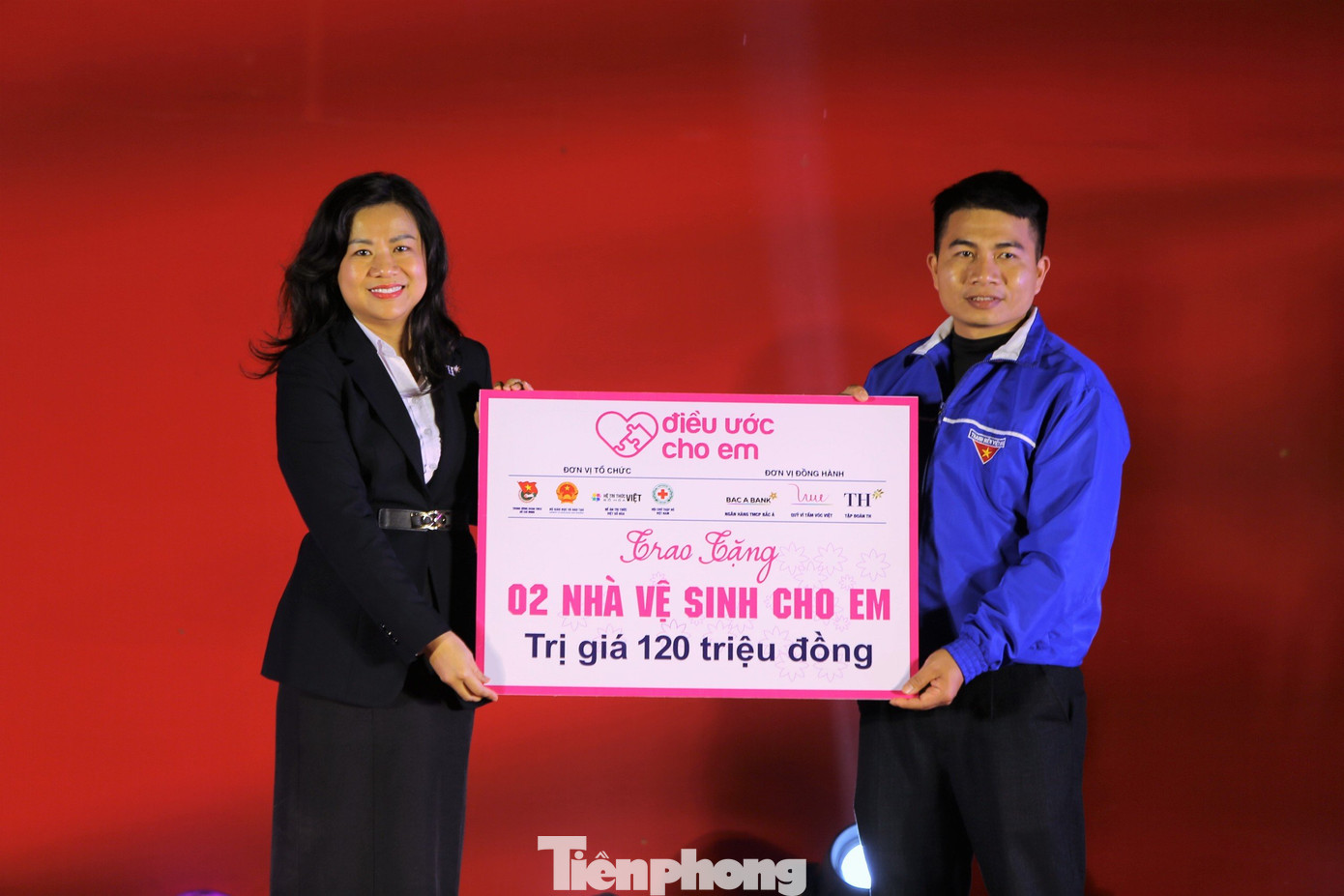 Tổng giá trị các phần quà, công trình, phần việc trong chương trình lên đến 1,4 tỷ đồng.