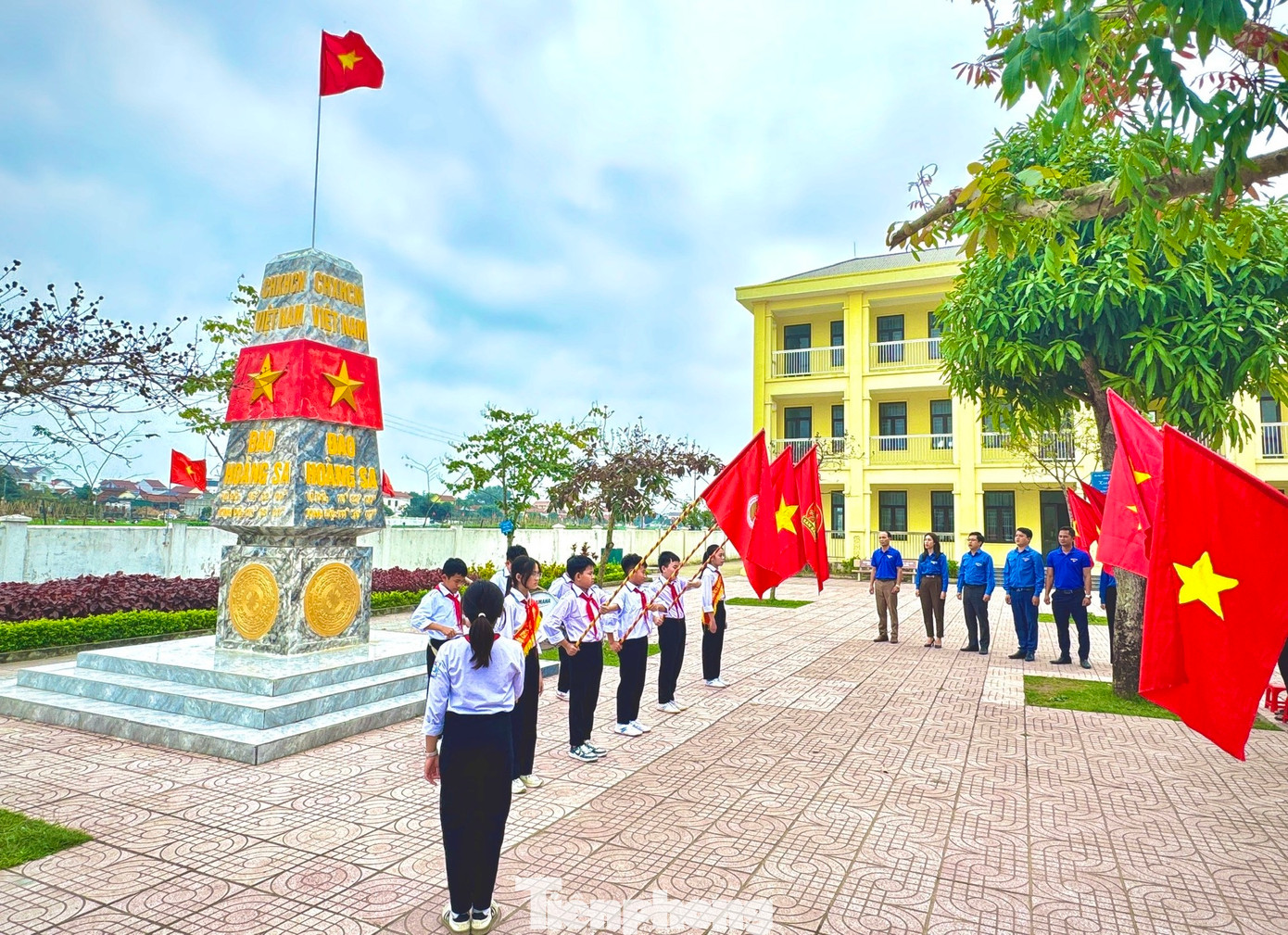 Dưới lá cờ thiêng Tổ quốc, bên cột mốc chủ quyền quần đảo Hoàng Sa, mỗi đoàn viên thanh niên đều trào lên cảm xúc kiêu hãnh và tự hào. Đứng dưới cột mốc, đoàn viên thanh niên đã thể hiện quyết tâm phấn đấu học tập, rèn luyện, cống hiến sức trẻ, khẳng định tinh thần yêu nước, ý chí kiên định, trách nhiệm của tuổi trẻ trong sự nghiệp dựng xây và bảo vệ non sông.