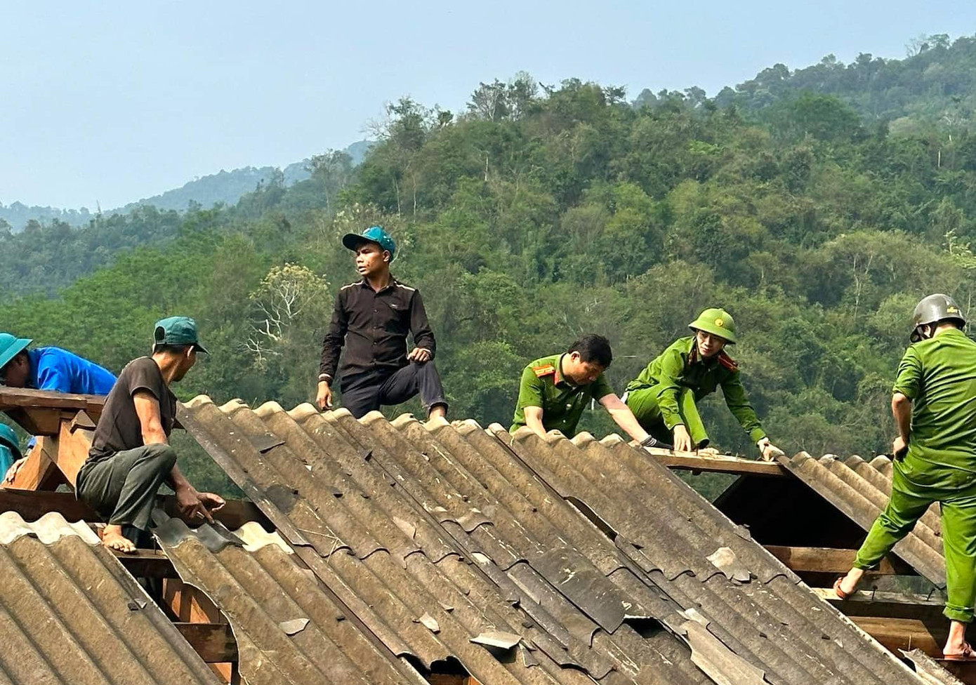 Những căn nhà bị hư hỏng mái do mưa đá, lực lượng chức năng sẽ tiến hành tháo dỡ, lợp lại mái nhà mới giúp người dân. Những căn nhà bị hư hỏng mái do mưa đá, lực lượng chức năng sẽ tiến hành tháo dỡ, lợp lại mái nhà mới giúp người dân.
