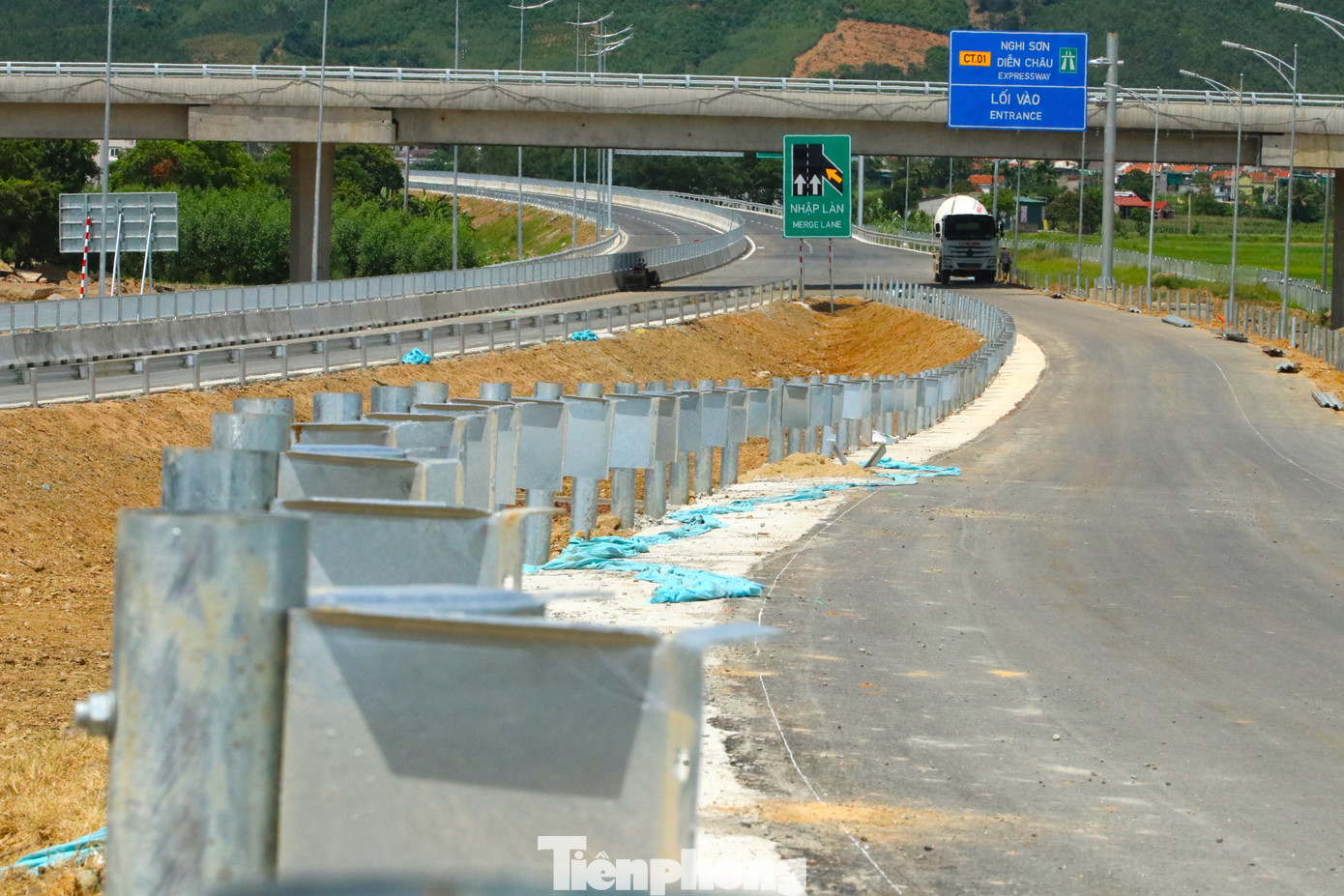 Theo ghi nhận của PV, hiện các hệ thống hộ lan đang được khẩn trương lắp đặt hoàn chỉnh. Các hệ thống biển báo cũng đã được lắp đặt.