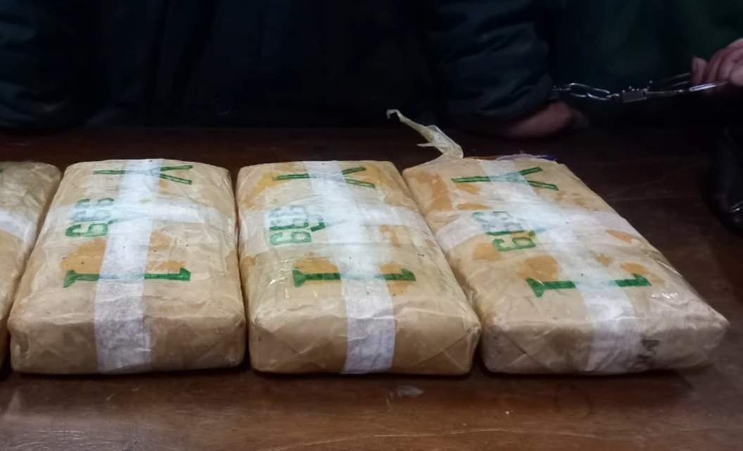 Tang vật lực lượng chức năng thu giữ trong balo của Hử gồm 24.000 viên ma túy tổng hợp dưới dạng hồng phiến.