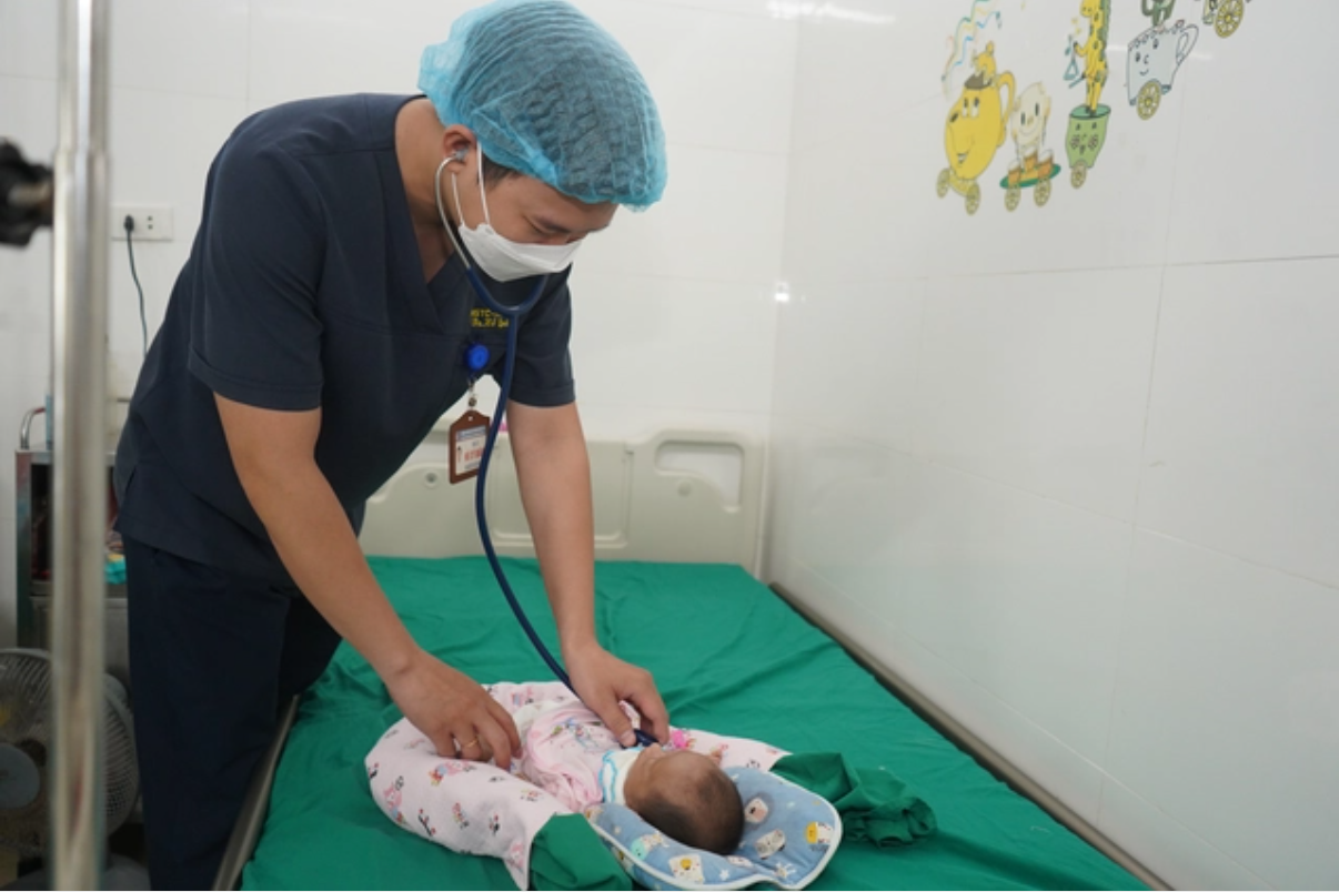 Sau 2 tháng nỗ lực, hiện cháu bé đã ổn định và được xuất viện về nhà.