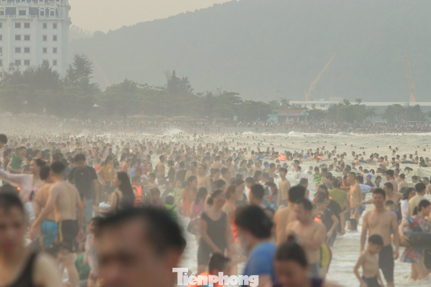 Phần lớn du khách về tắm biển đợt nghỉ lễ này là người ngoại tỉnh.