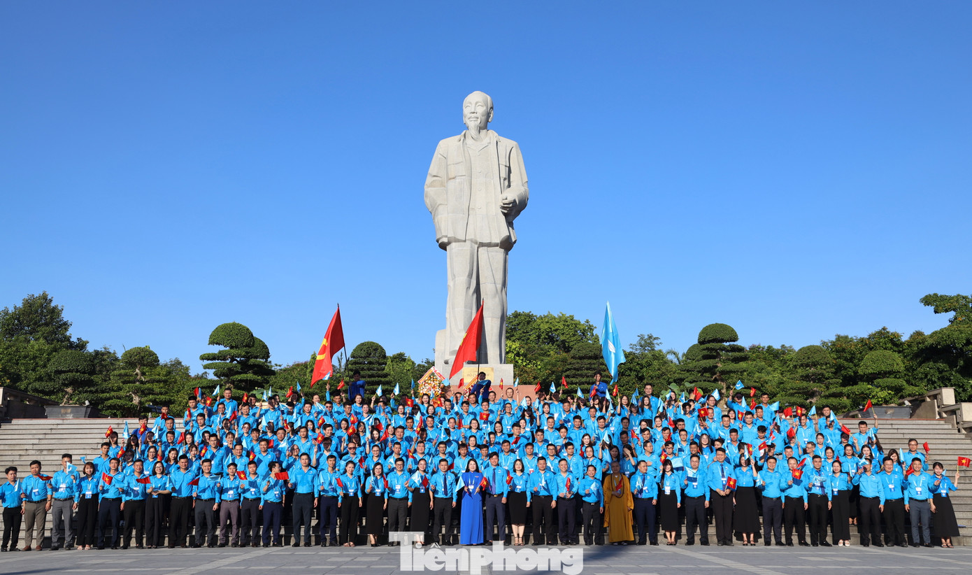 Đại biểu chụp hình lưu niệm dưới chân tượng đài Chủ tịch Hồ Chí Minh.