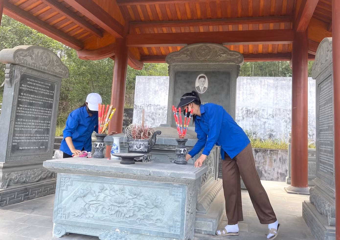Các đoàn viên thanh niên huyện Nghi Lộc dọn dẹp tại các khu di tích, các địa chỉ đỏ trên địa bàn.