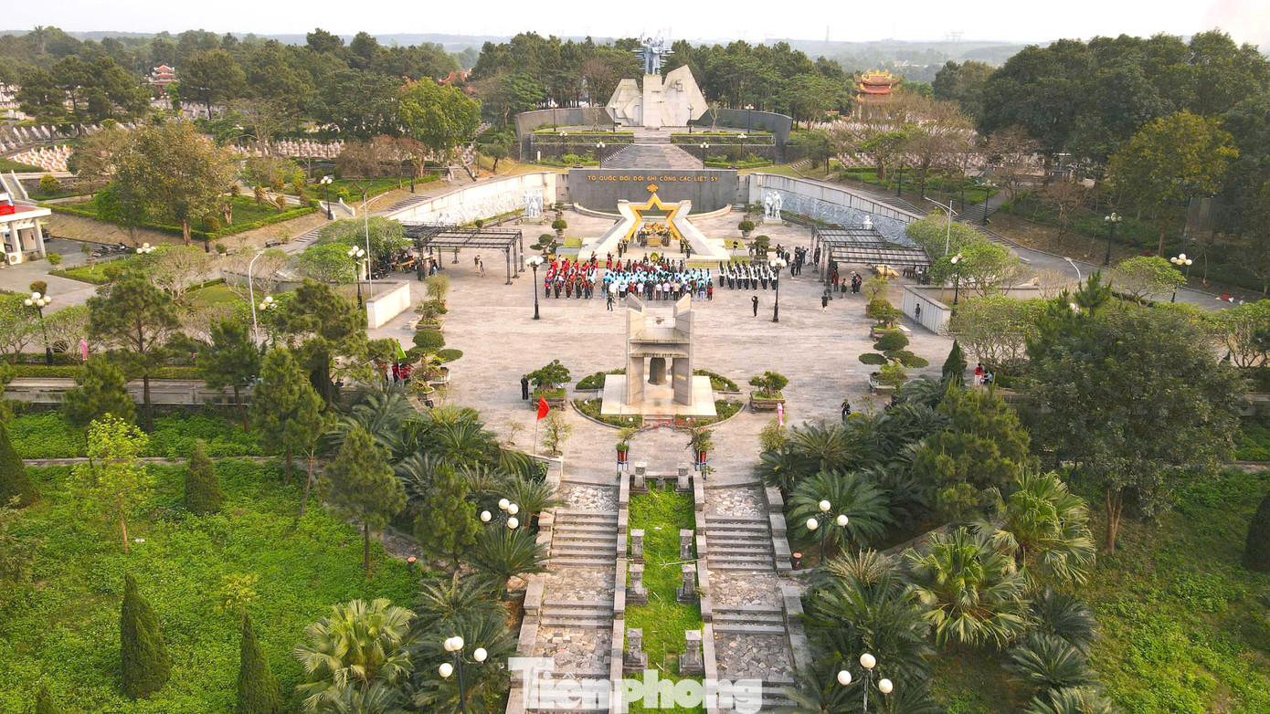 Cuối năm 2022, tình cờ phát hiện tấm ảnh bia mộ có tên liệt sĩ Nguyễn Công Hòa đăng trên mạng internet, người thân đã lặn lội vào Nghĩa trang liệt sĩ Quốc gia Đường 9 để xác minh và may mắn đã tìm thấy.