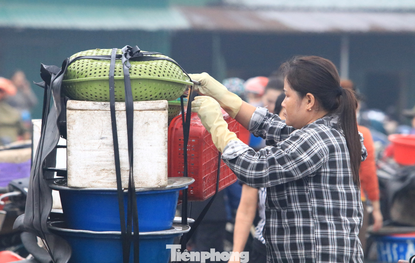 Sau khi mua được đầy chiếc xe, bà Đỗ Thị Hồng (50 tuổi, trú phường Nghi Thủy) lại gói ghém cẩn thận lên chiếc xe máy rồi mang đi các chợ lớn trên địa bàn như huyện Nghi Lộc, thành phố Vinh để bán.