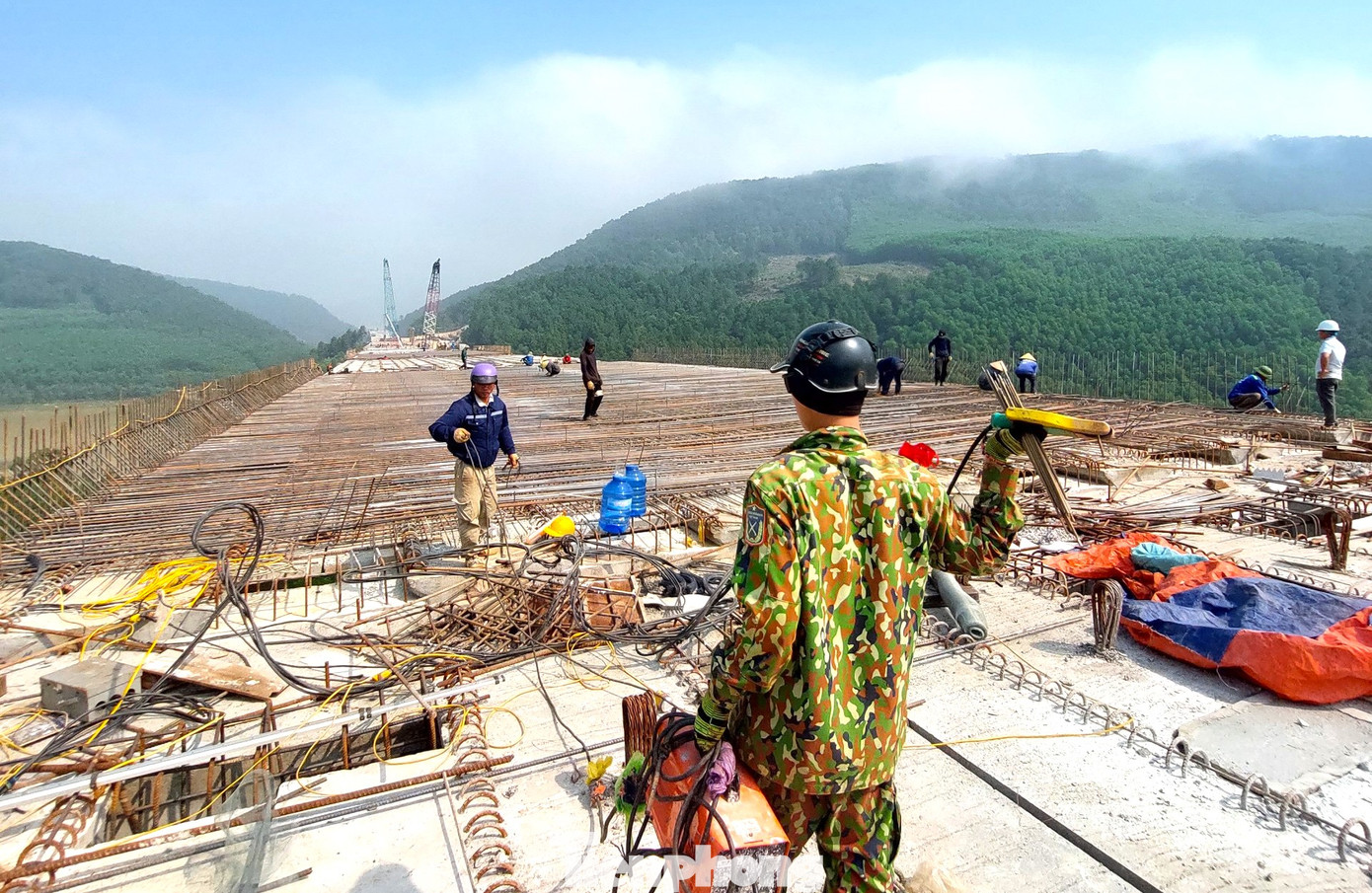 Mỗi nhịp dầm Super T có chiều dài 40m. Sau khi lắp ghép dầm, các đơn vị thi công tiến hành đổ bê tông trước khi cho thảm mặt đường để hoàn thiện. Mỗi nhịp dầm Super T có chiều dài 40m. Sau khi lắp ghép dầm, các đơn vị thi công tiến hành đổ bê tông trước khi cho thảm mặt đường để hoàn thiện.