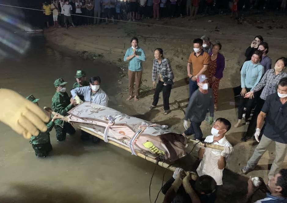 Thi thể các nạn nhân được trục vớt lên bờ bàn giao cho gia đình mai táng (Ảnh: Hải Thượng). Thi thể các nạn nhân được trục vớt lên bờ bàn giao cho gia đình mai táng (Ảnh: Hải Thượng).