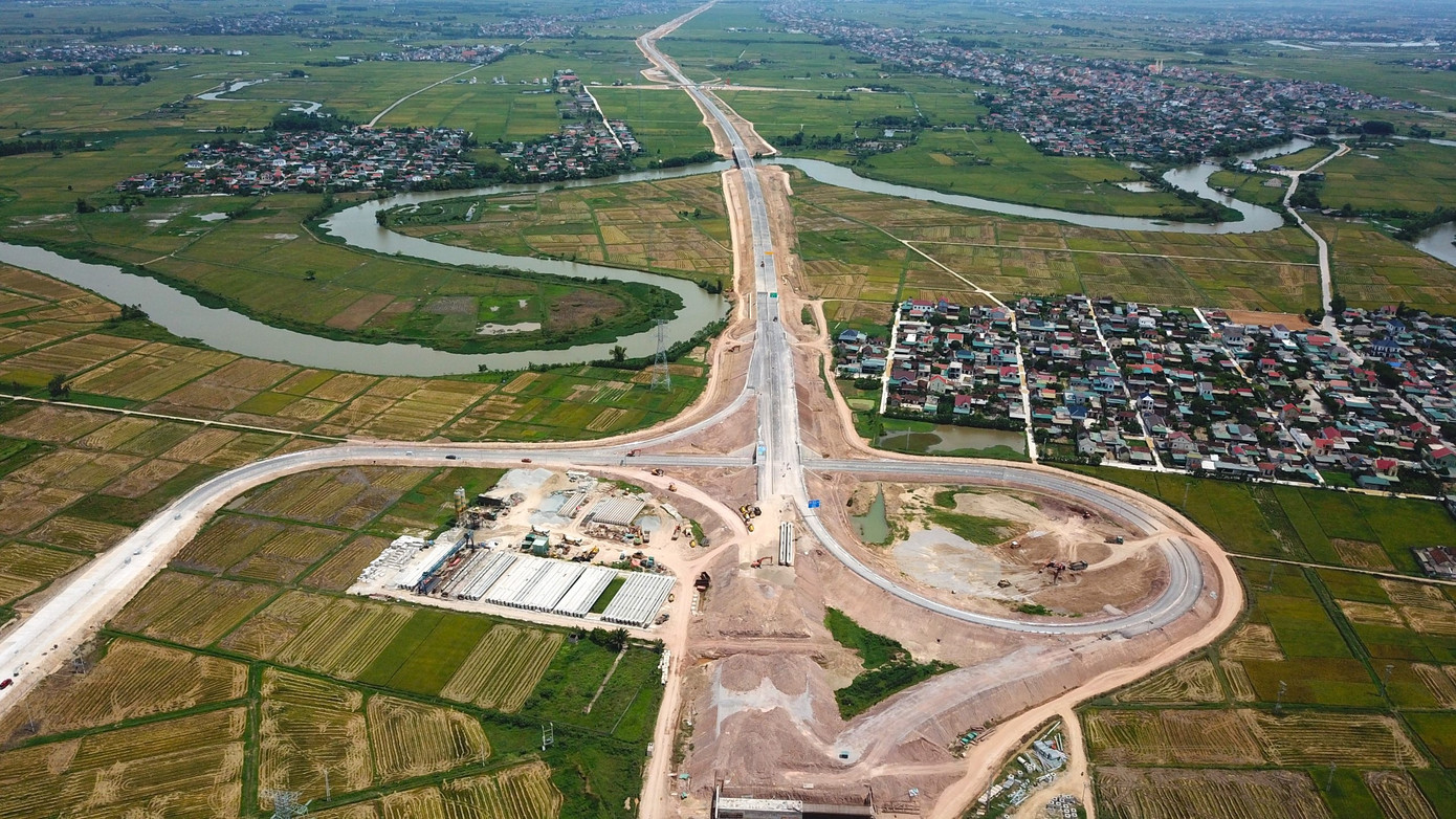 Các phương tiện đi từ Bắc vào Nam sẽ nhập vào cao tốc từ tuyến quốc lộ 45 - Nghi Sơn. Khi đến nút giao Diễn Cát (Diễn Châu, Nghệ An) sẽ ra khỏi cao tốc và đi ra quốc lộ 1A thông qua quốc lộ 7.