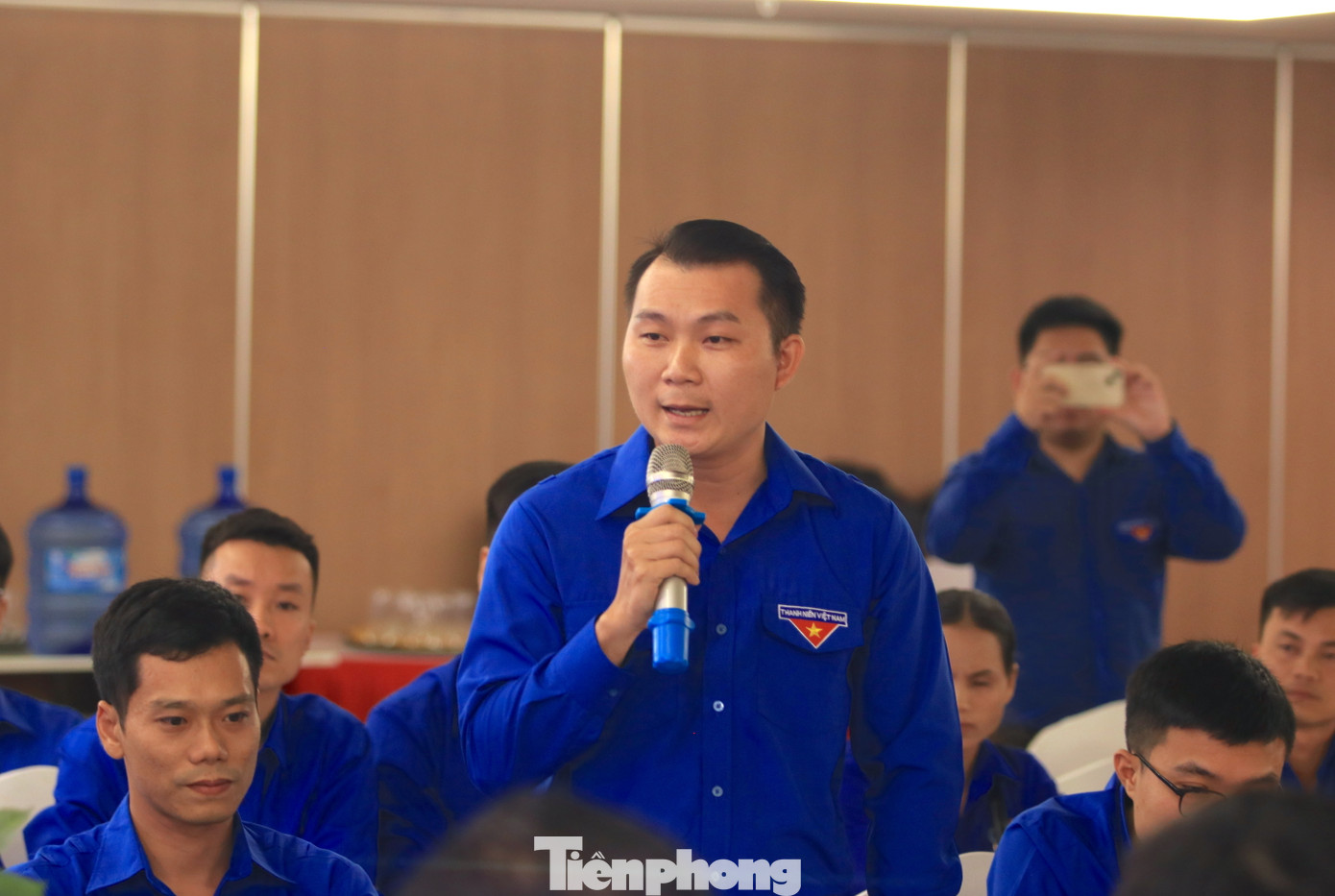 Các đại biểu đóng góp ý kiến, chia sẻ các mô hình, sáng kiến tại buổi tọa đàm.