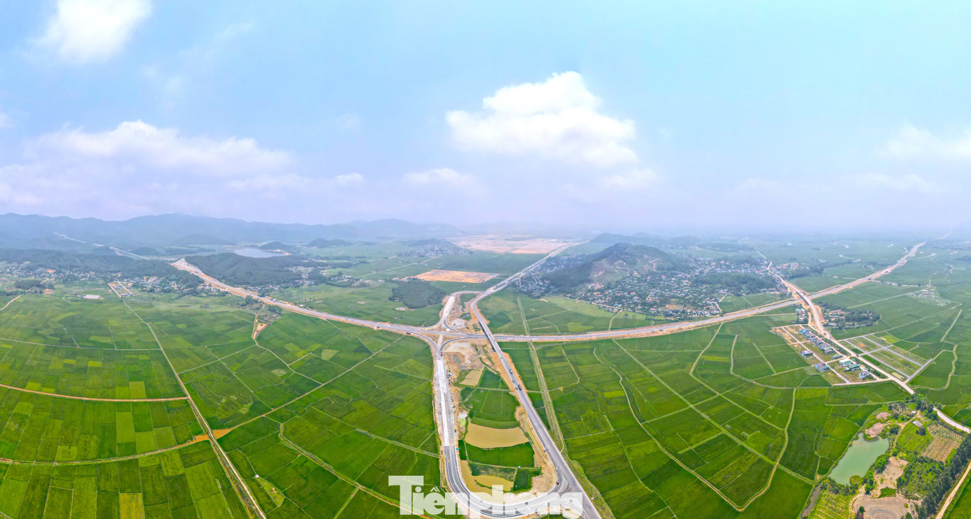 Nút giao thứ 2 của đoạn cao tốc là nút giao đường N5 đoạn qua xã Nghi Đồng (huyện Nghi Lộc, Nghệ An). Trước 2 ngày thông xe, nút giao đã hoàn thiện các hạng mục để xe ra vào cao tốc.