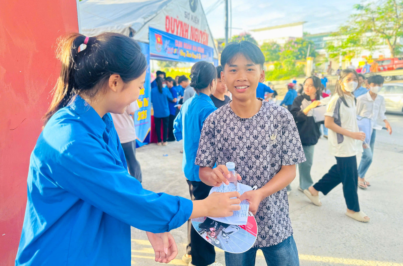 Thời tiết nắng nóng, những chai nước sẽ giúp các thí sinh &quot;giải khát&quot; trong quá trình làm bài thi.