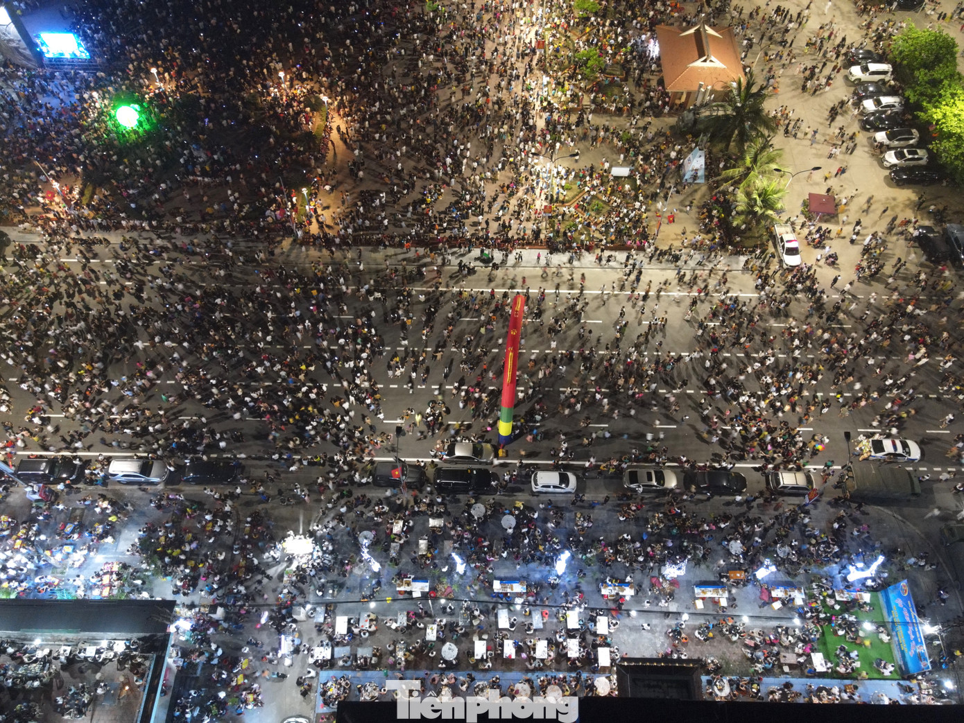 Chương trình khai mạc du lịch Cửa Lò đã thu hút hàng vạn du khách về tham dự. Các tuyến đường hướng về Quảng trường Bình Minh đều chật kín người.