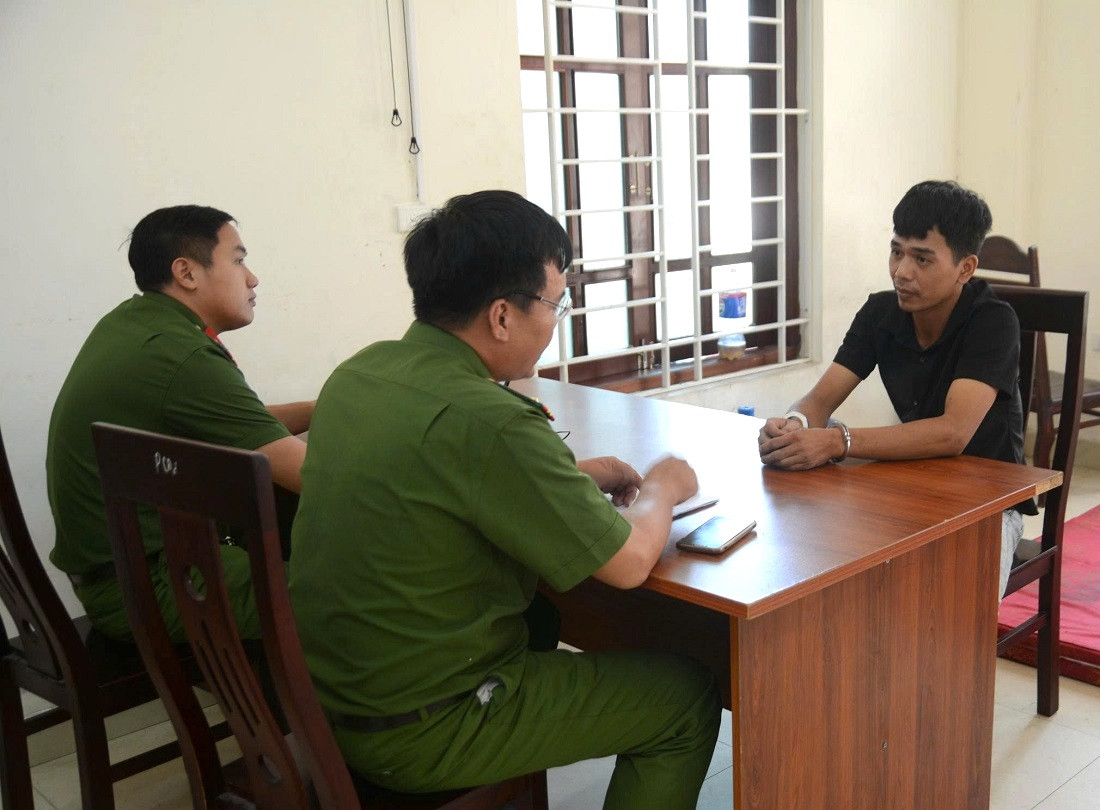 Đối tượng Nguyễn Khắc Nhật tại cơ quan công an.