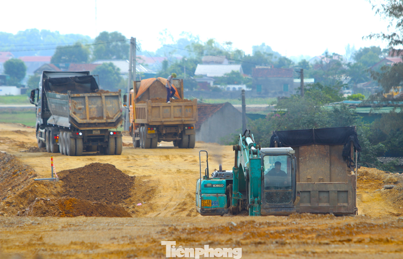 Các đơn vị thi công đẩy nhanh tiến độ để phấn đầu đưa tuyến đường này vào hoạt động trong năm 2024.