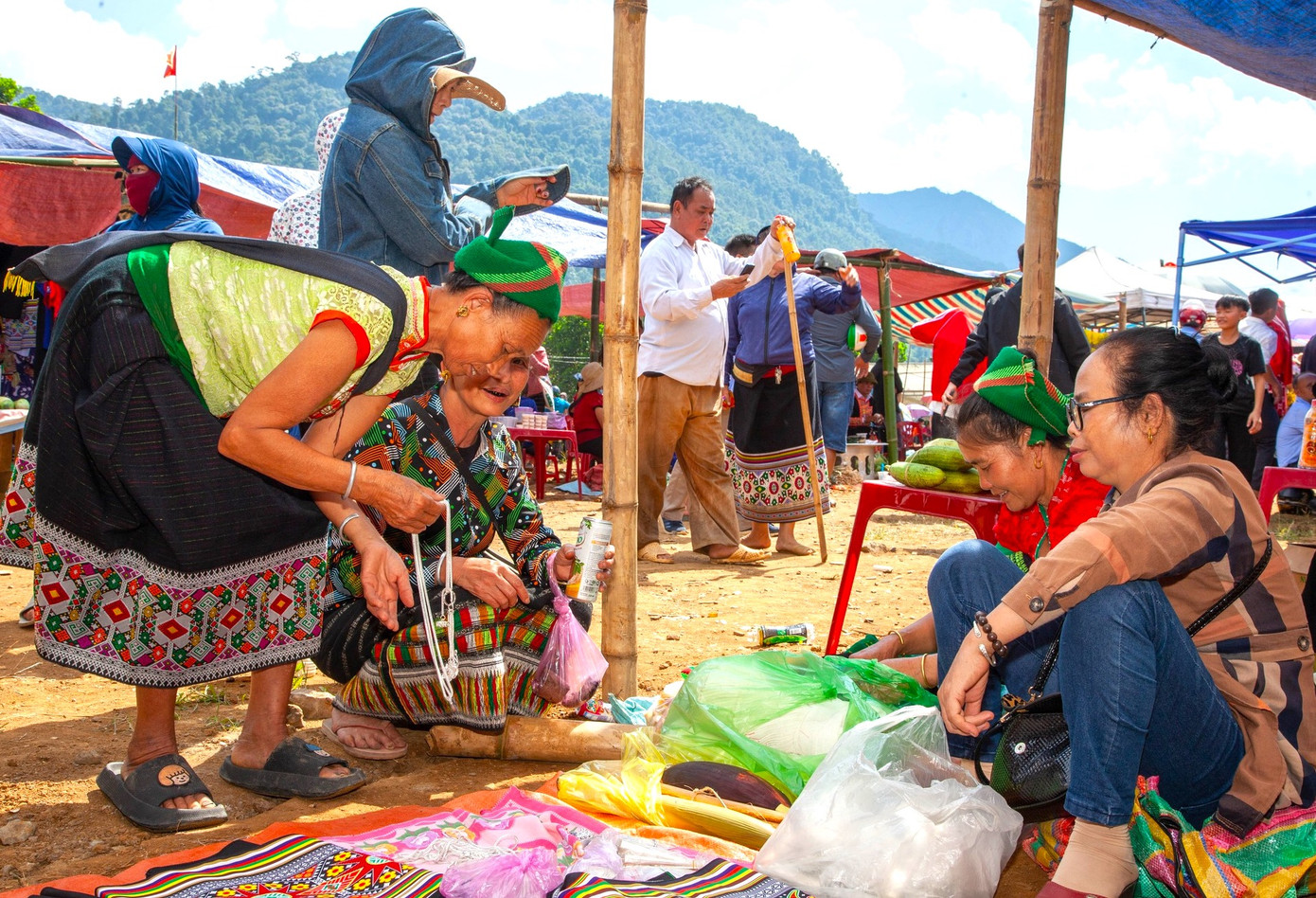 Những sản phẩm được bày bán ở chợ chủ yếu là sản phẩm thủ công do chính người dân tự làm mang ra bán. Những sản phẩm được bày bán ở chợ chủ yếu là sản phẩm thủ công do chính người dân tự làm mang ra bán.