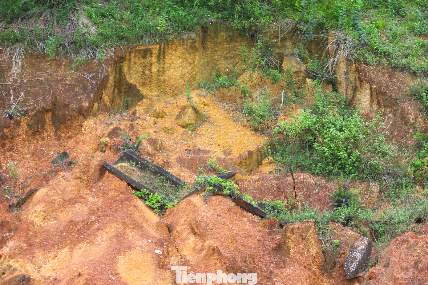 Ghi nhận của PV vào những ngày trung tuần tháng 9/2023, nhiều đoạn đất sạt lở lấn sâu vào tuyến đường trên mặt kênh và tiến sát vào khu vực dân cư.