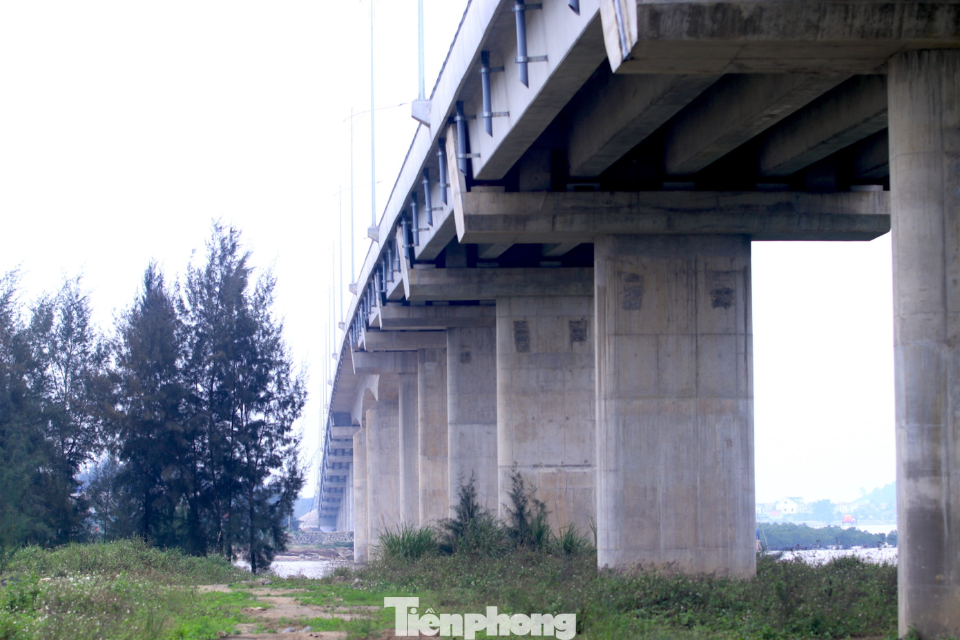 Những chiếc cầu trên tuyến đã được hoàn thiện. Trong ảnh là cầu Cửa Thơi đi qua xã Văn Hải (huyện Quỳnh Lưu, Nghệ An) dài gần 900m đã hoàn thiện.