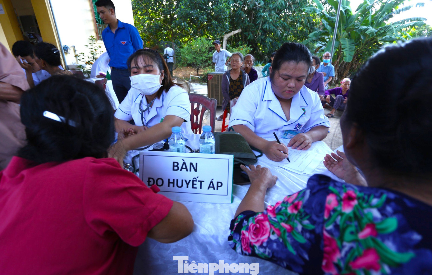 Để việc khám chữa bệnh cho người dân chu đáo, Bệnh viện Đa khoa TP. Vinh đã huy động 25 y, bác sỹ và cán bộ y tế đến phục vụ việc thăm khám cho người dân.