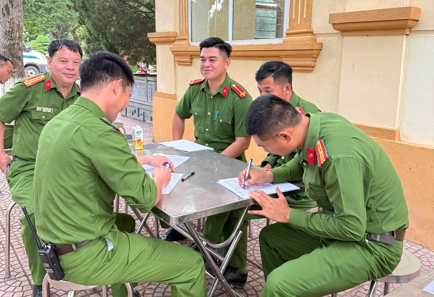 Ngày 18/6, cán bộ Trung tâm Huyết học và Truyền máu tỉnh Nghệ An trực tiếp đến Trại giam số 3 (Bộ Công an) đóng tại địa bàn huyện Tân Kỳ (Nghệ An) để đón nhận những đơn vị máu của các cán bộ tại đơn vị hiến.