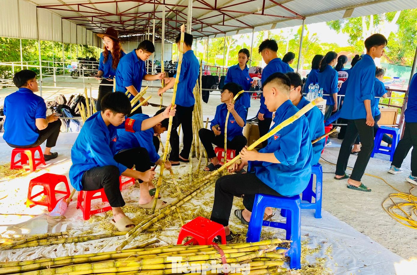 Đoàn viên thanh niên tại điểm thi trường THPT Thanh Chương 3 (huyện Thanh Chương, Nghệ An) chặt mía, ép nước phát tặng thí sinh và người nhà. Đoàn viên thanh niên tại điểm thi trường THPT Thanh Chương 3 (huyện Thanh Chương, Nghệ An) chặt mía, ép nước phát tặng thí sinh và người nhà.