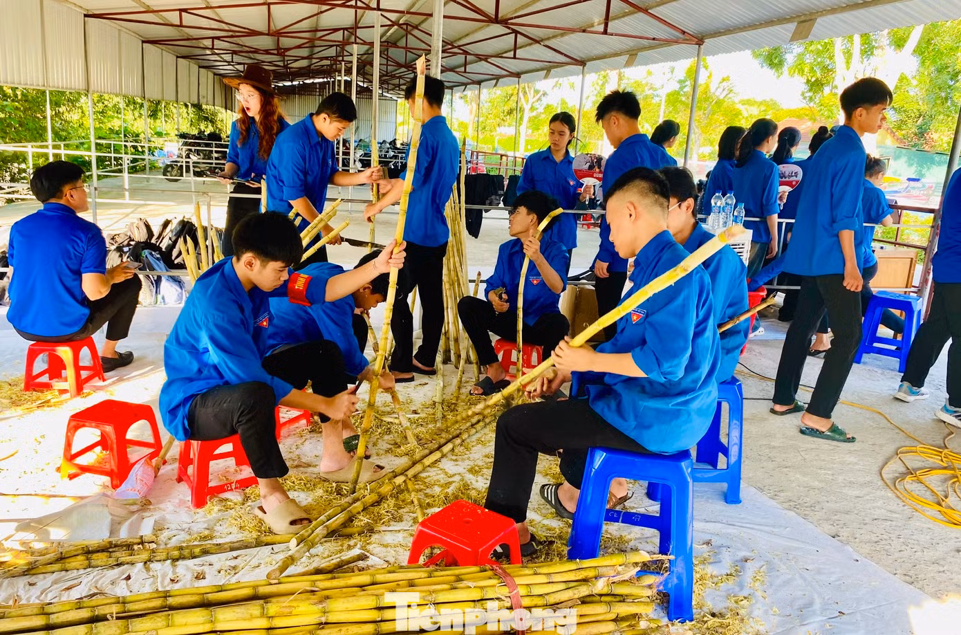 Đoàn viên thanh niên tại điểm thi trường THPT Thanh Chương 3 (huyện Thanh Chương, Nghệ An) chặt mía, ép nước phát tặng thí sinh và người nhà. Đoàn viên thanh niên tại điểm thi trường THPT Thanh Chương 3 (huyện Thanh Chương, Nghệ An) chặt mía, ép nước phát tặng thí sinh và người nhà.