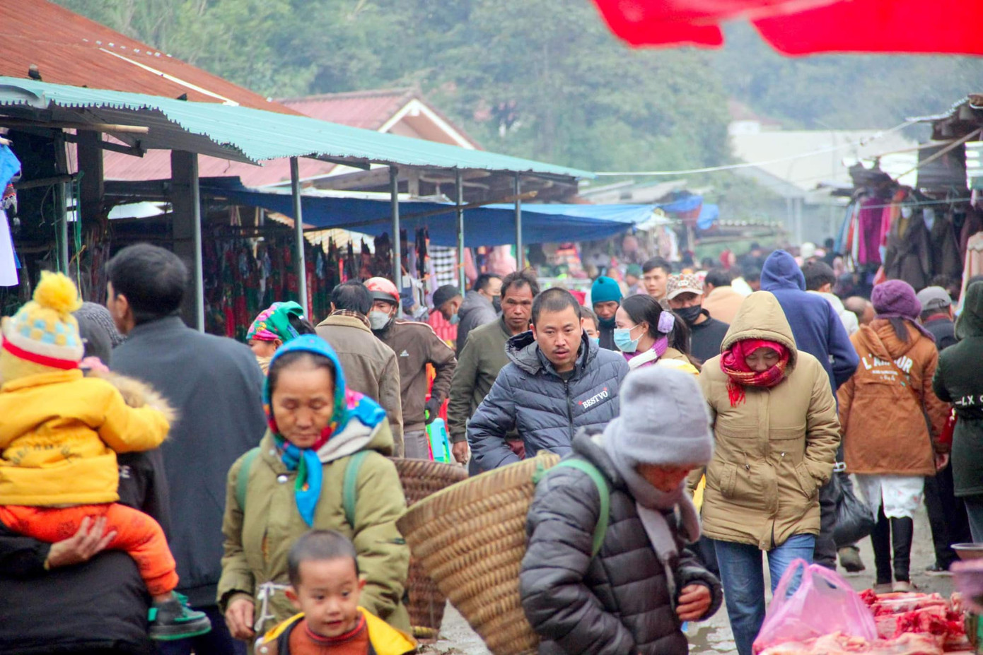 Mỗi khi chợ họp thu hút rất đông tiểu thương, người dân và du khách ghé đến.