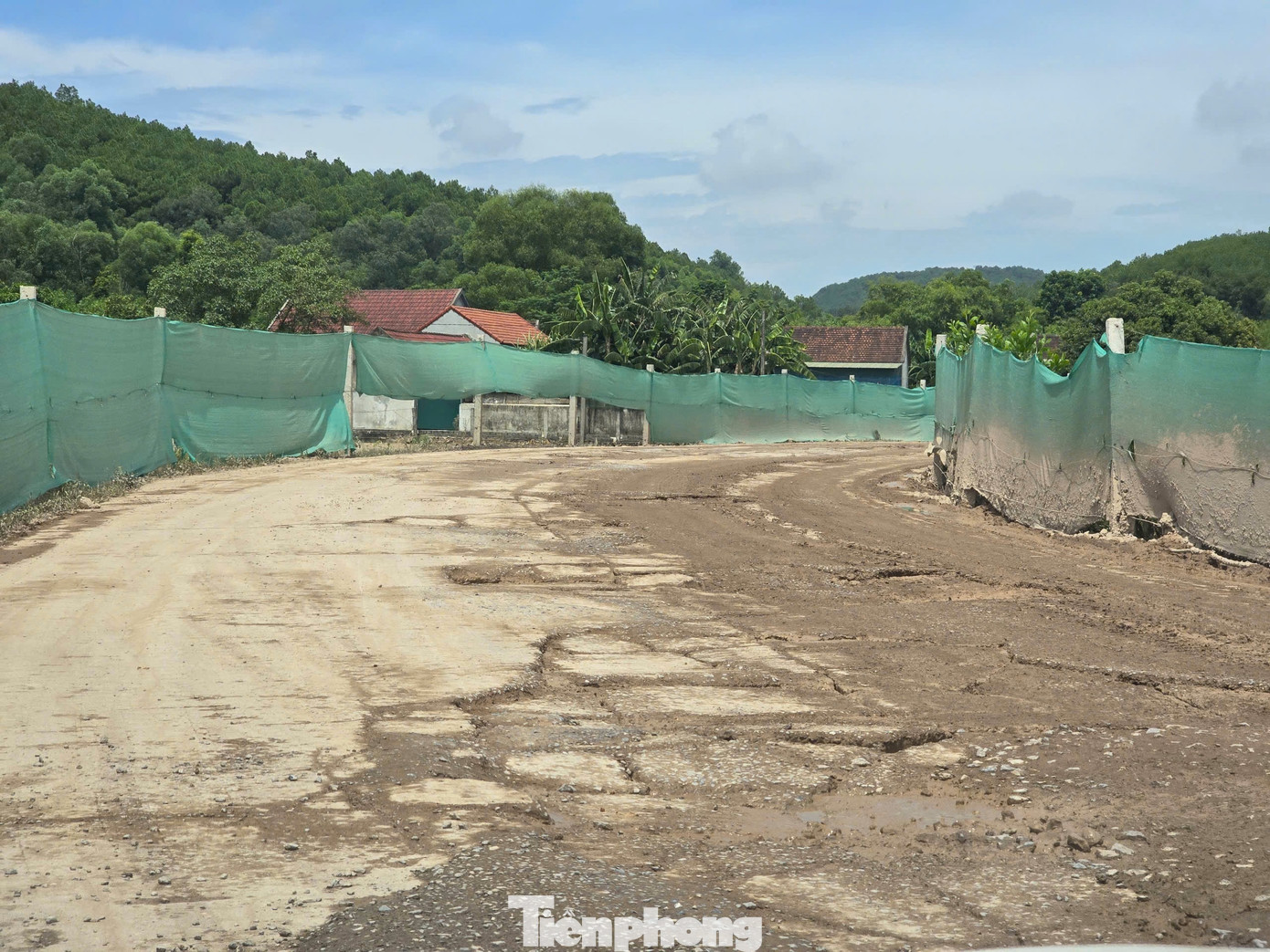 Con đường đi qua khu dân cư để vào mỏ của 2 doanh nghiệp trên đã bị nứt, gãy, hư hỏng.