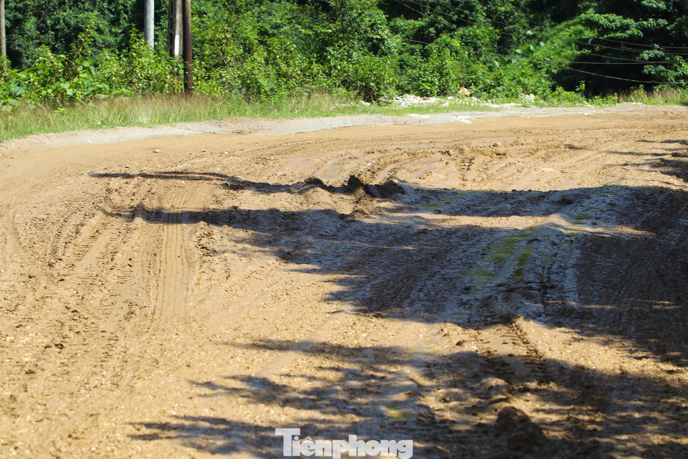 Sau hơn 40 năm sử dụng nhưng không được đầu tư nâng cấp, trong khi lưu lượng xe trọng tải lớn chạy nhiều đã khiến tỉnh lộ 532 xuống cấp trầm trọng. Cả tuyến đường dài 28km nhưng chỉ khoảng 1/6 con đường lành lặn, còn lại chằng chịt "ổ voi", "ổ gà".