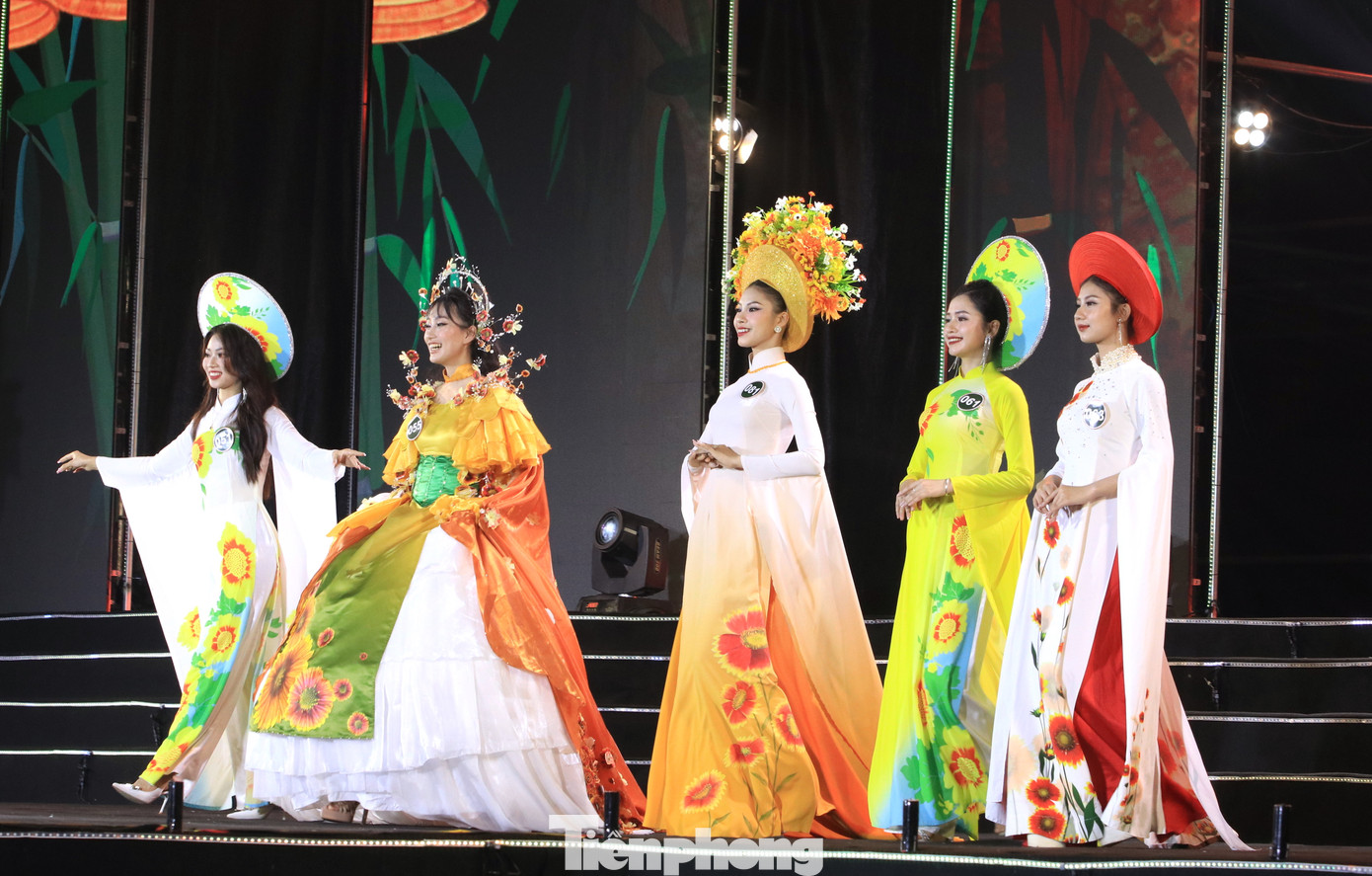 Cuộc thi “Nữ thanh niên thanh lịch Cửa Lò năm 2024” là điểm nhấn đặc biệt trong Lễ hội Hoa Cúc Biển Cửa Lò năm 2024 do UBND thị xã Cửa Lò tổ chức. Cuộc thi được tổ chức nhằm tôn vinh và nâng cao giá trị vẻ đẹp hình thể, tâm hồn, tài năng, trí tuệ của người phụ nữ trong thời kỳ hiện đại, hướng tới vẻ đẹp toàn diện của người phụ nữ Việt Nam nói chung và Cửa Lò nói riêng.